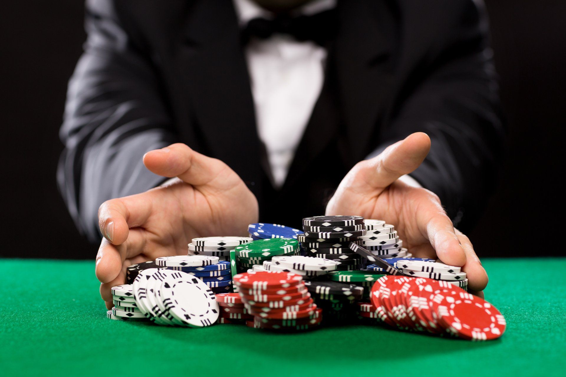 1920x1280 Master of Poker: Ultra HD 4K Poker Chips and Hands in Actionx3268