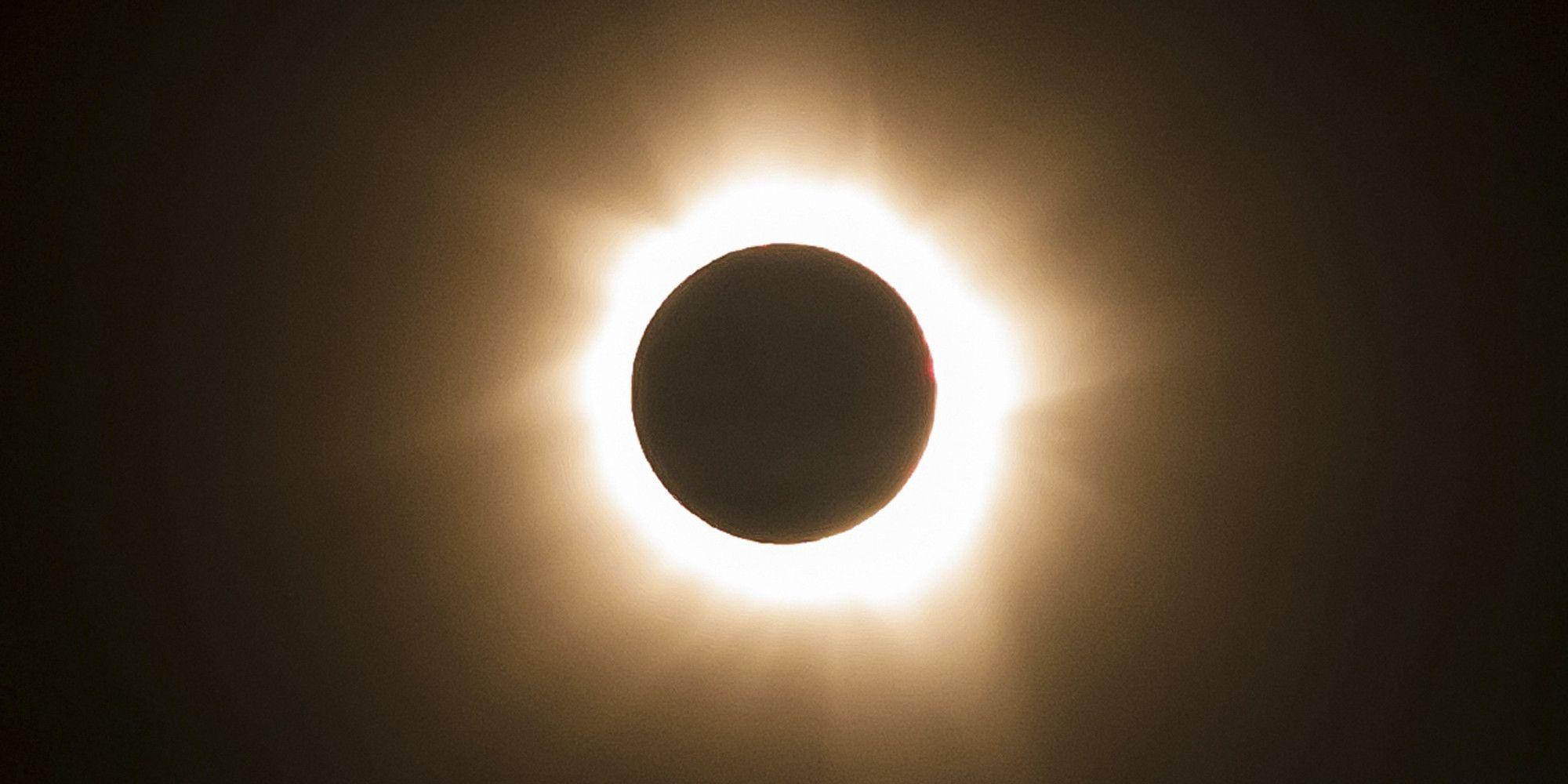 2000x1000 HD Solar Eclipse Wallpaper