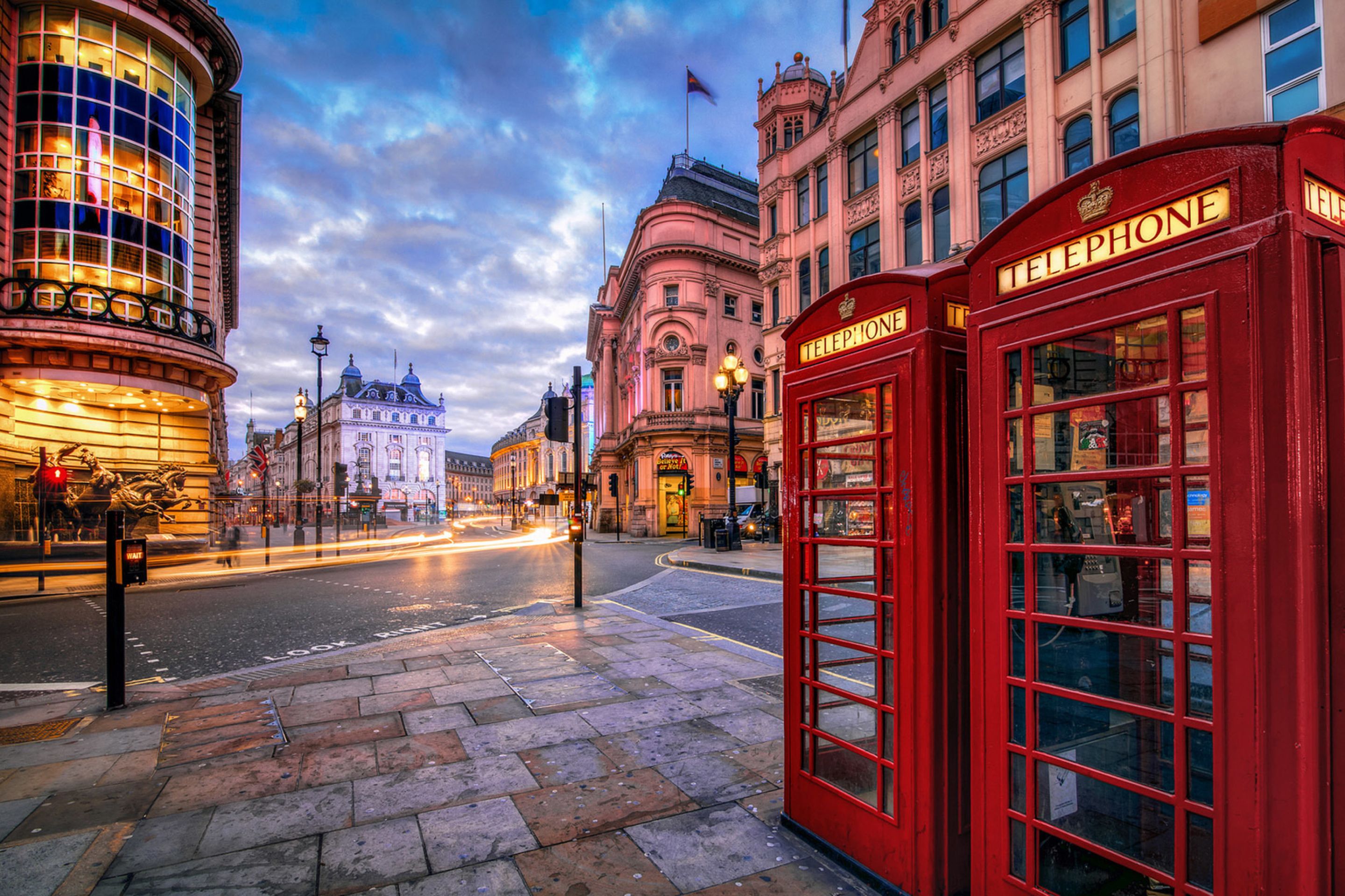 2880x1920 London Street Wallpaper Image