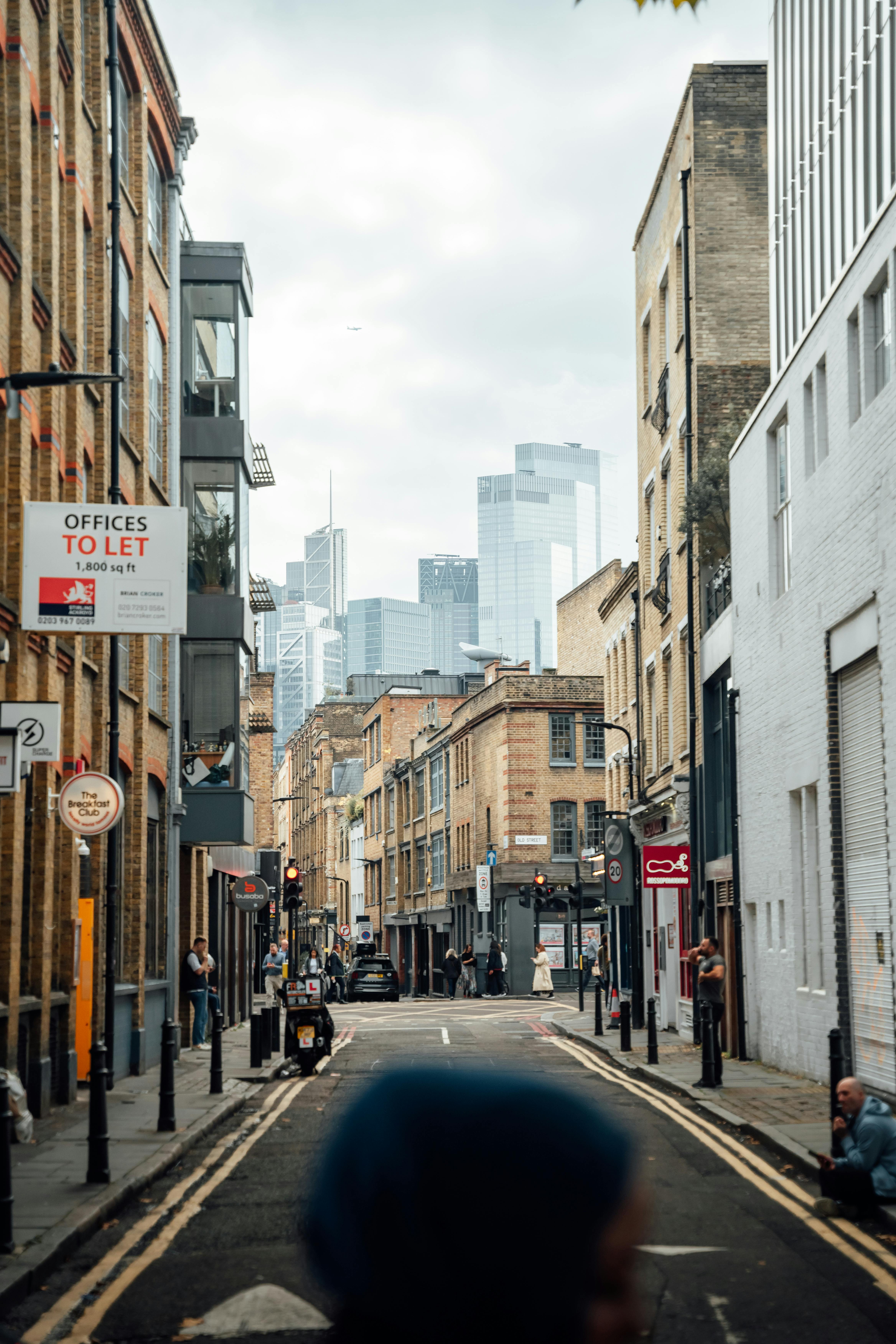 4672x7008 Charming Street View in Central London · Free