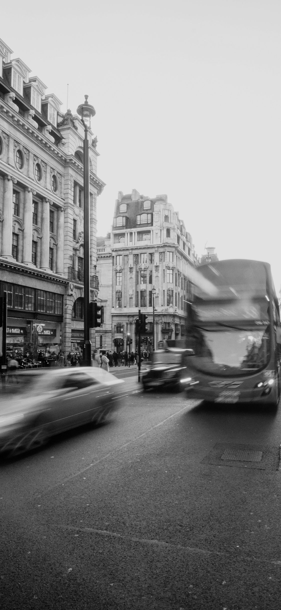 1125x2436 iPhone X wallpaper. london city street people winter dark