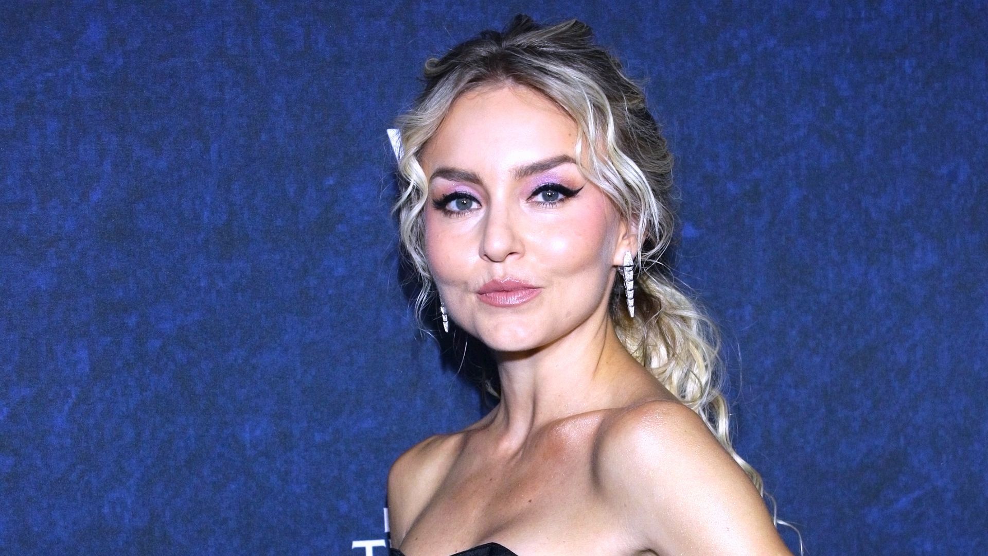 1920x1080 Entre rosas y mariachi, Angelique Boyer celebró un año más de vida Opinión