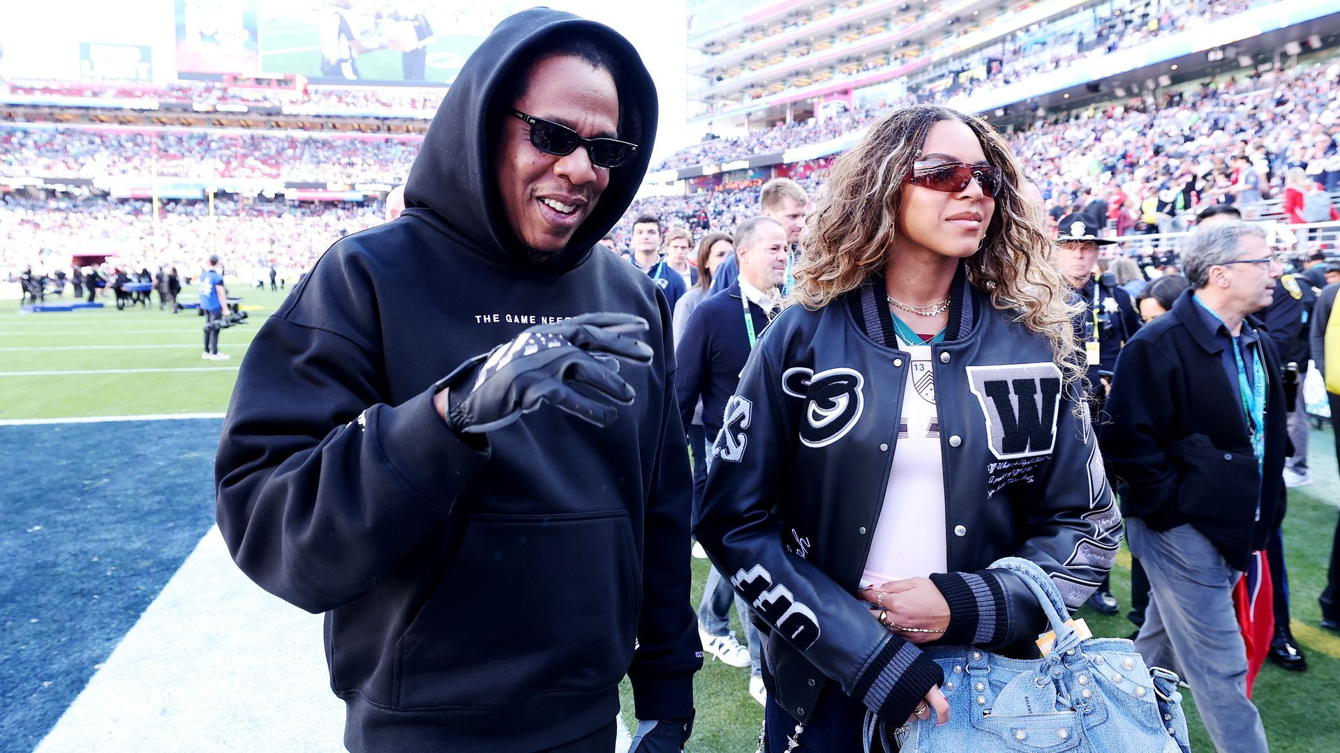 1920x1080 Blue Ivy's Super Bowl tradition: actress recreates her annual jump