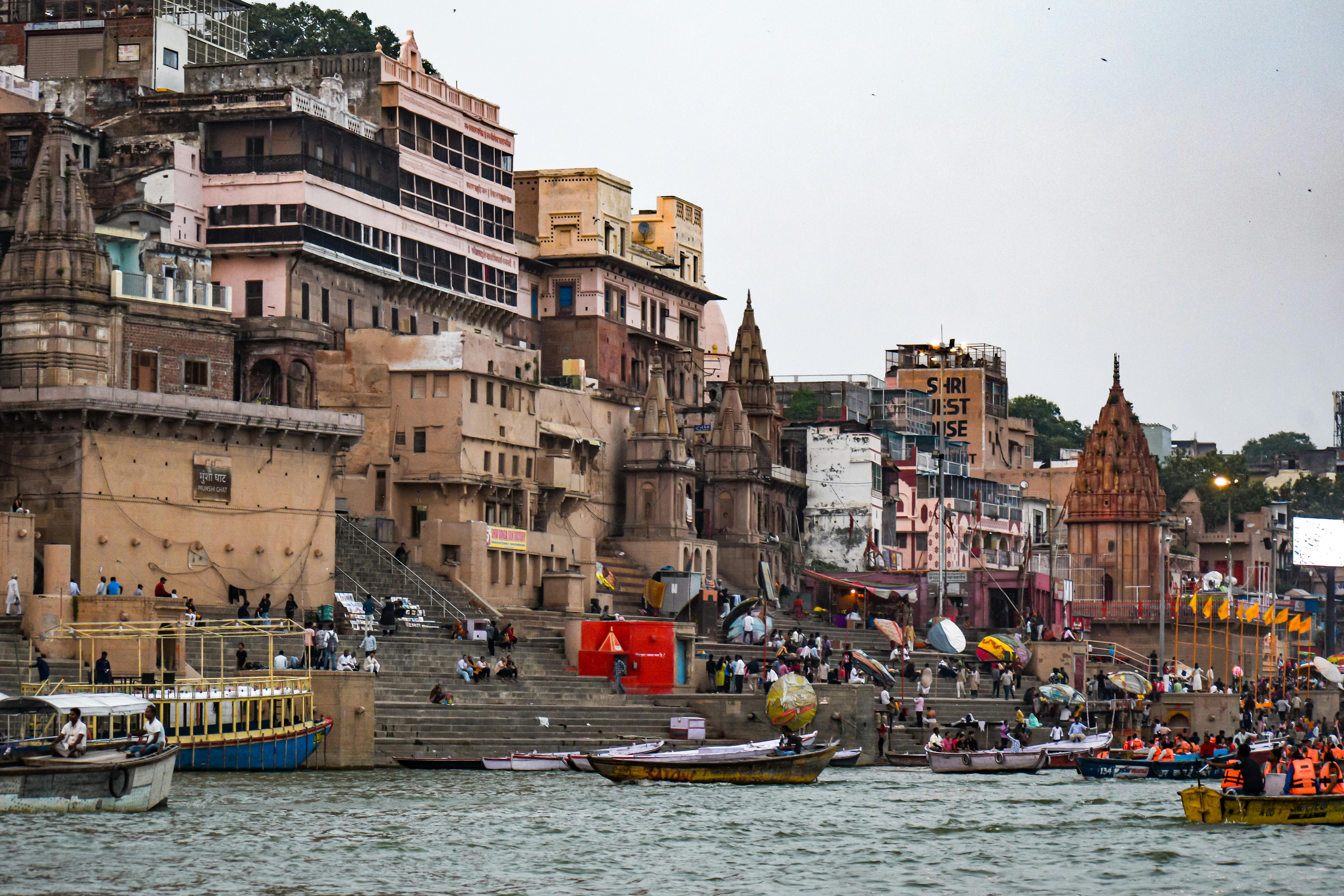 5659x3772 Photo of the Manikarnika Ghat in Varansi, India · Free