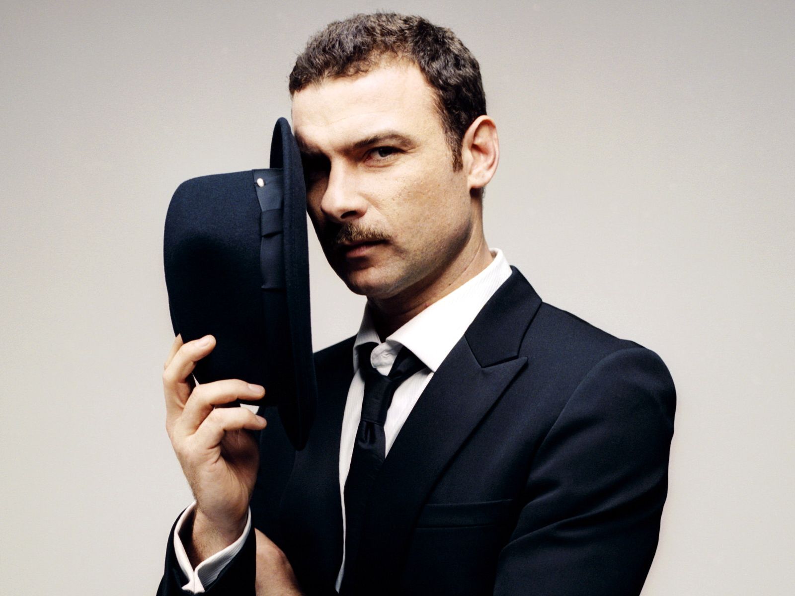 1600x1200 Liev Schreiber Wallpaper