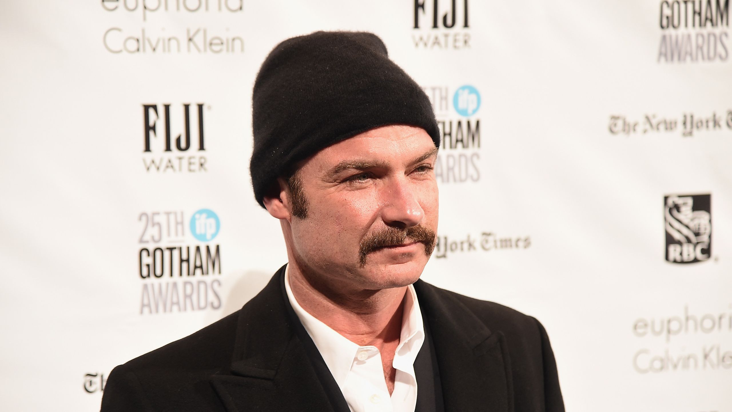 2560x1440 Liev Schreiber's One Two Style Punch Every Guy Can Pull Off