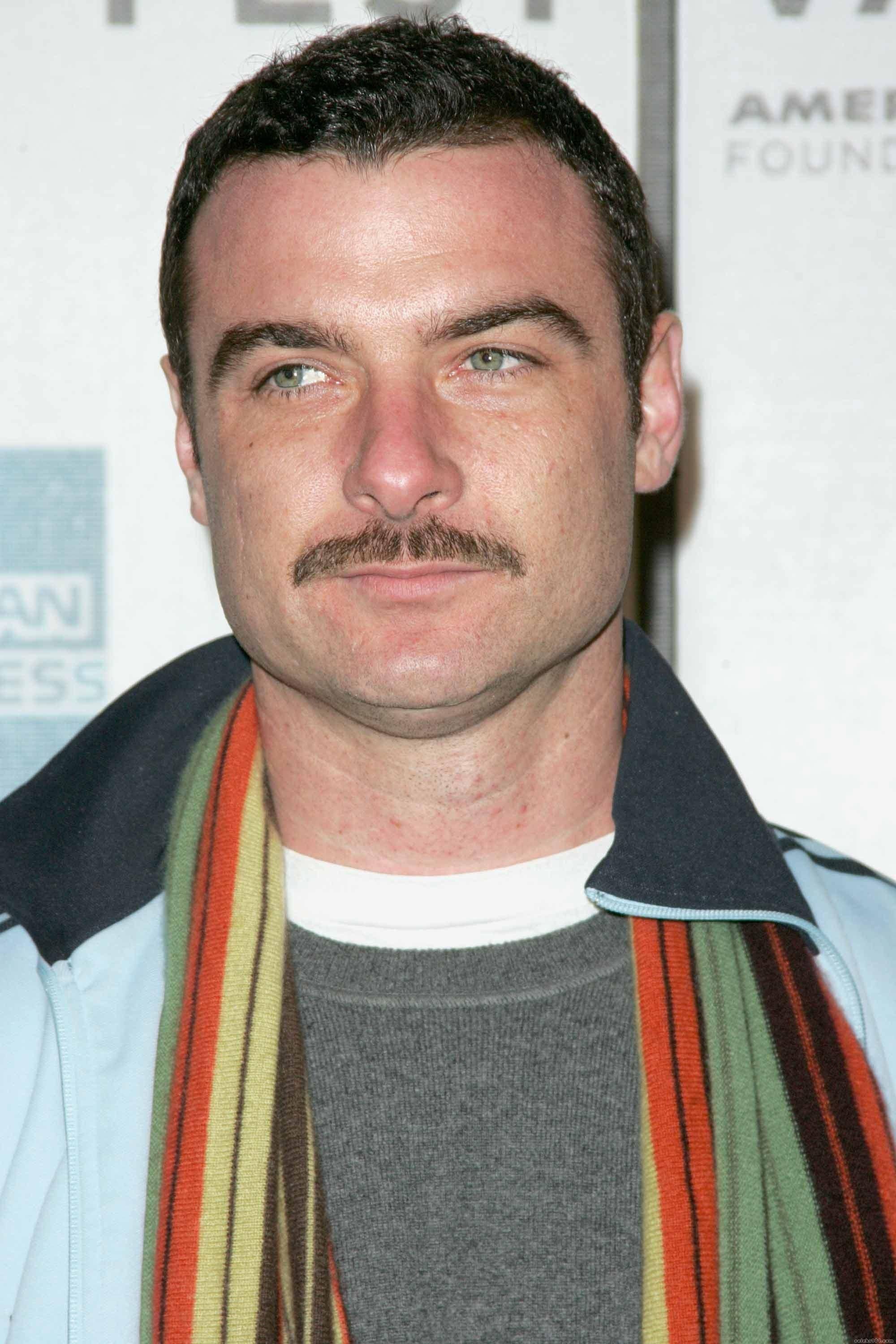 2000x3000 Liev Schreiber Wallpaper