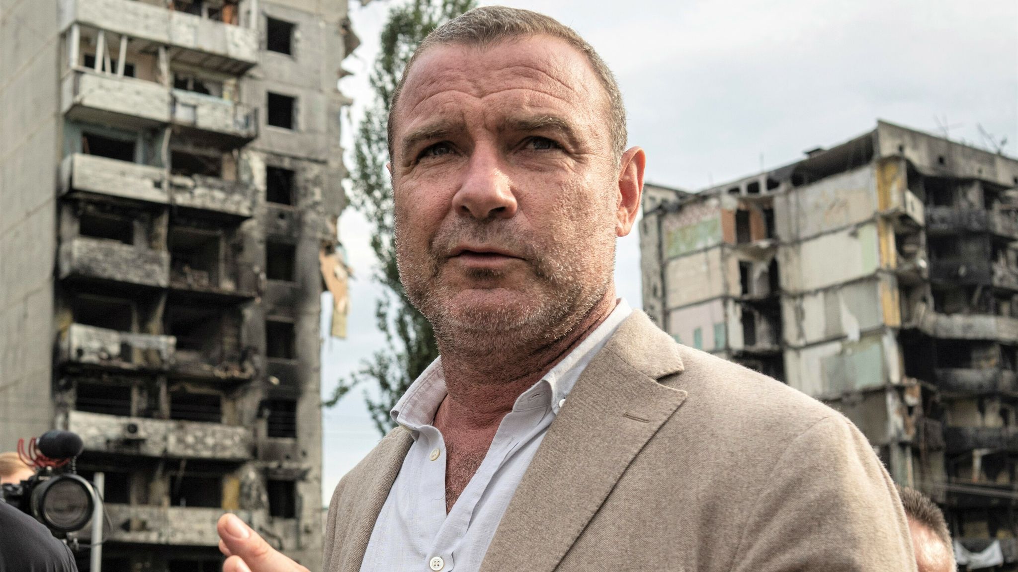 2048x1152 Liev Schreiber on his $1m fundraising for Ukraine: 'Doctors are carrying out open heart surgery by flashlight'