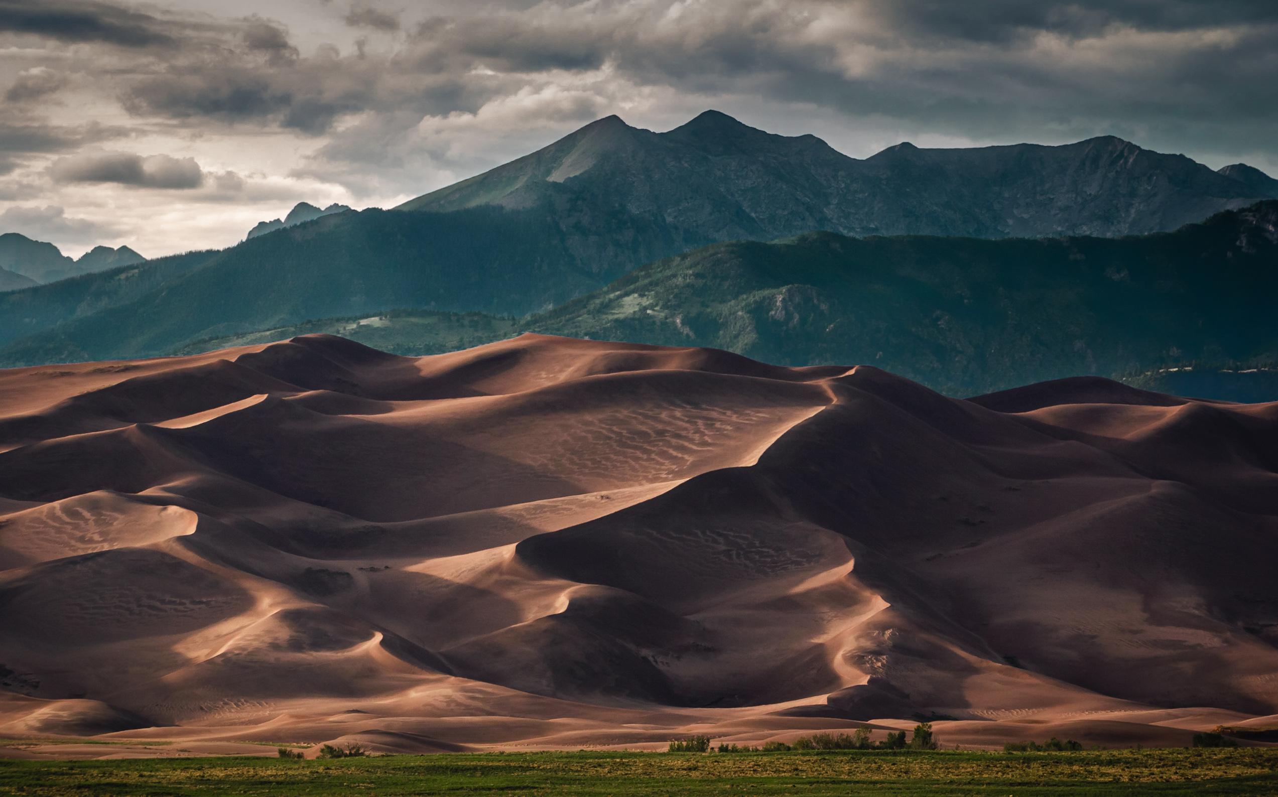 2546x1588 The Sheer Scale Of Great Sand Dunes Is Mind Blowing! Great Sand Dunes National Park, Colorado, USA. (OC) [2546x1588]