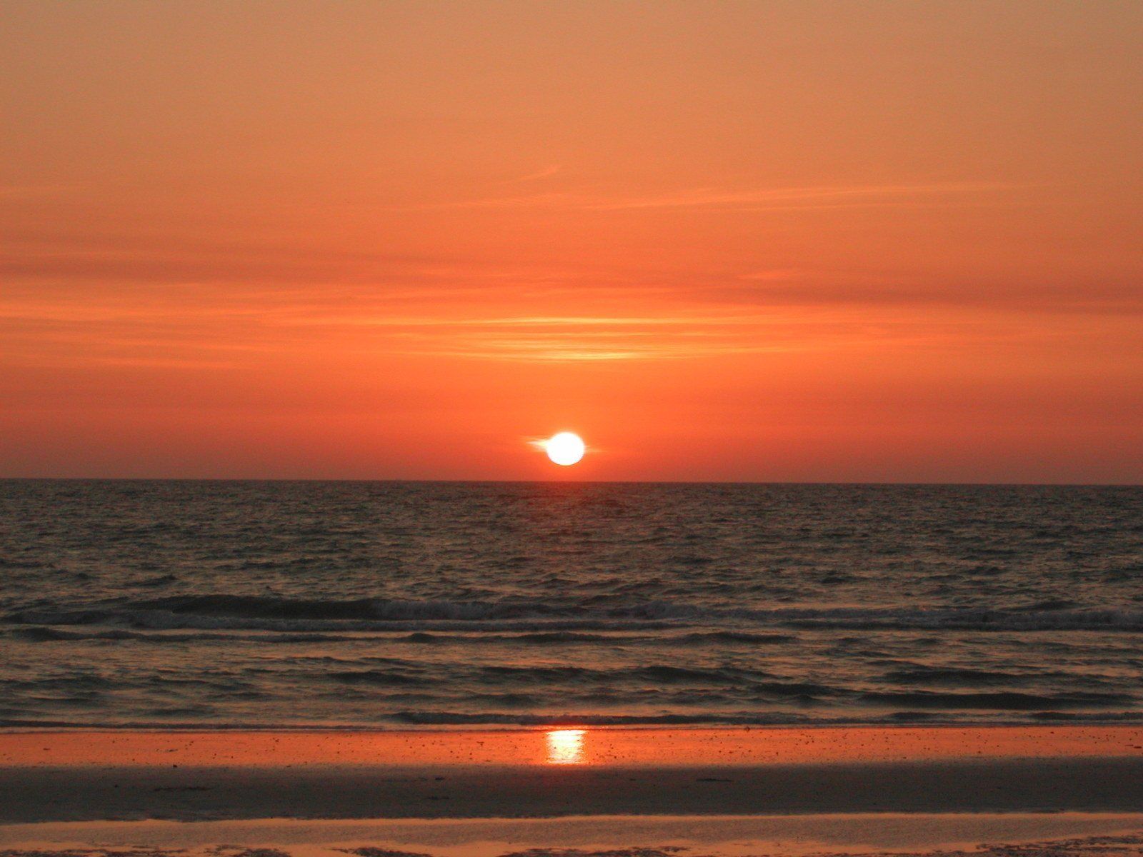 1600x1200 Serene Sunset over St. Pete Beach Free