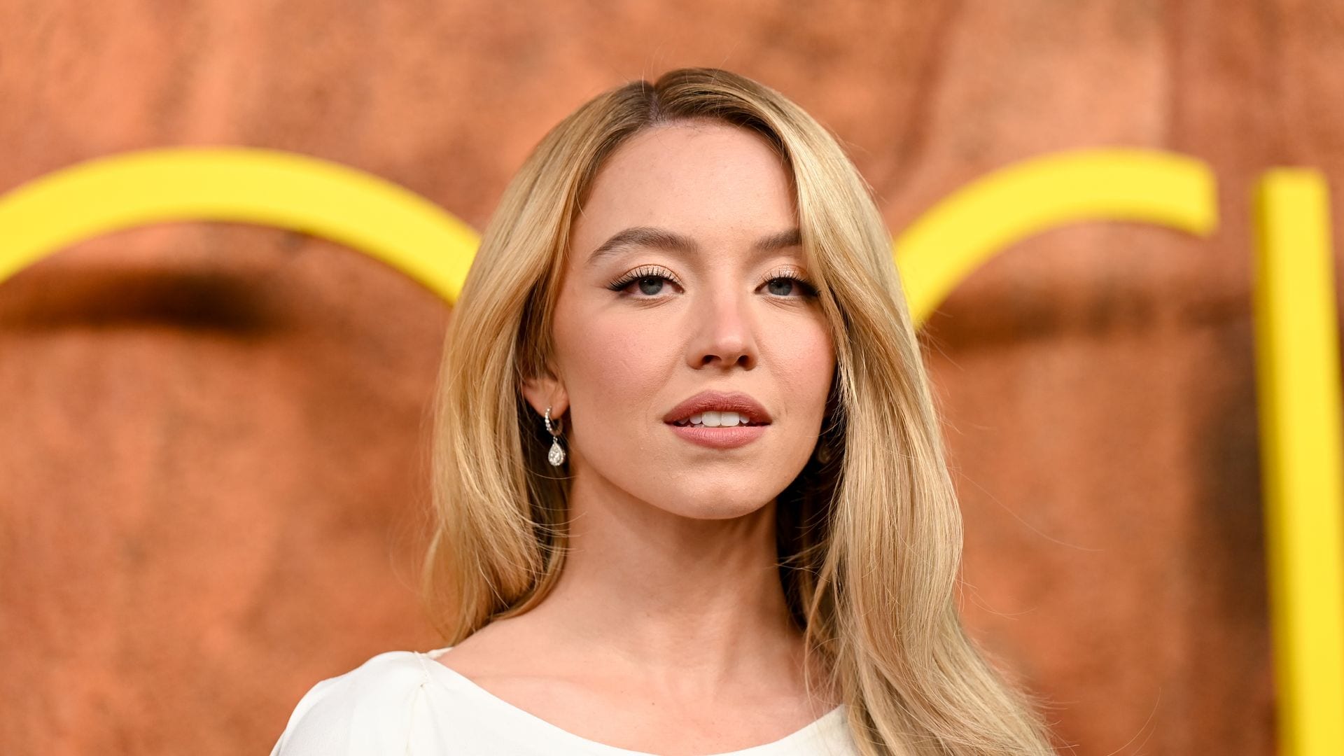 1920x1080 Sydney Sweeney's Ultra Glossy Hair And Dress Steal The Spotlight At ' Euphoria' Season 3 Premiere