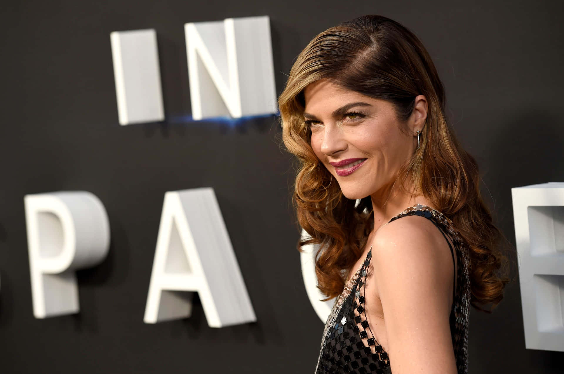 1920x1275 Download Selma Blair at a photohoot, looking stylish and graceful. Wallpaper