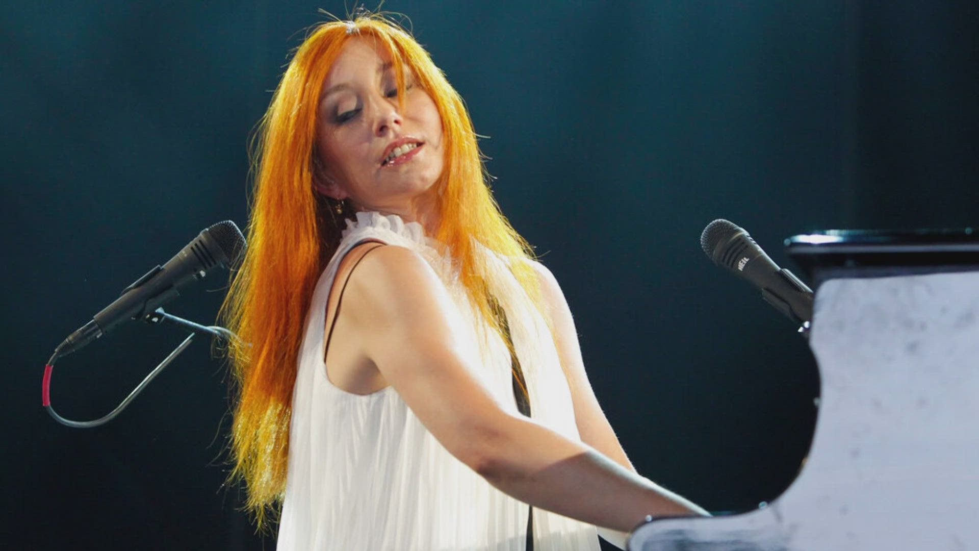 1920x1080 Happy birthday, Tori Amos!