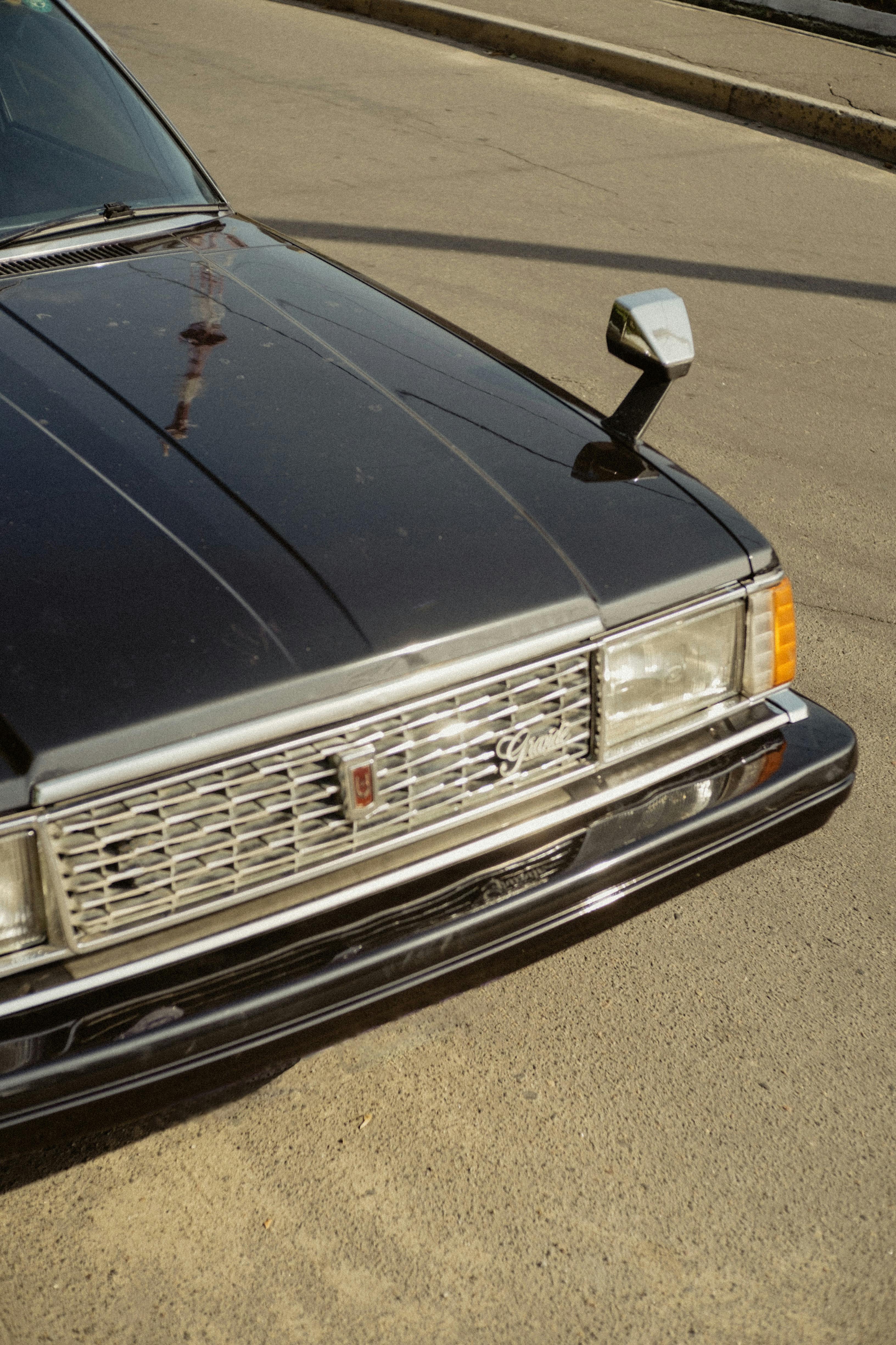 3264x4896 An Old Toyota Crown · Free
