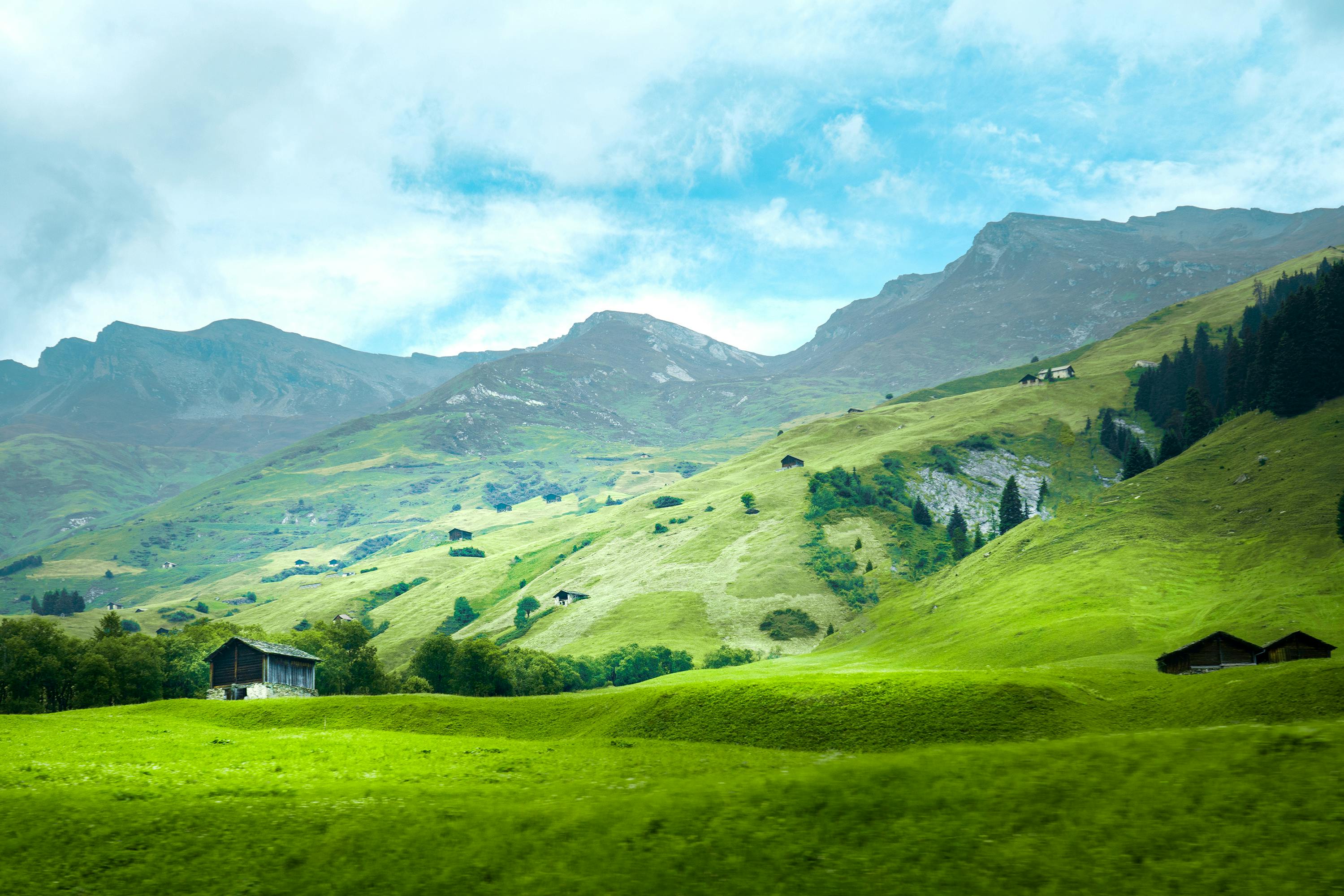 2999x2000 Green Hills in Countryside · Free