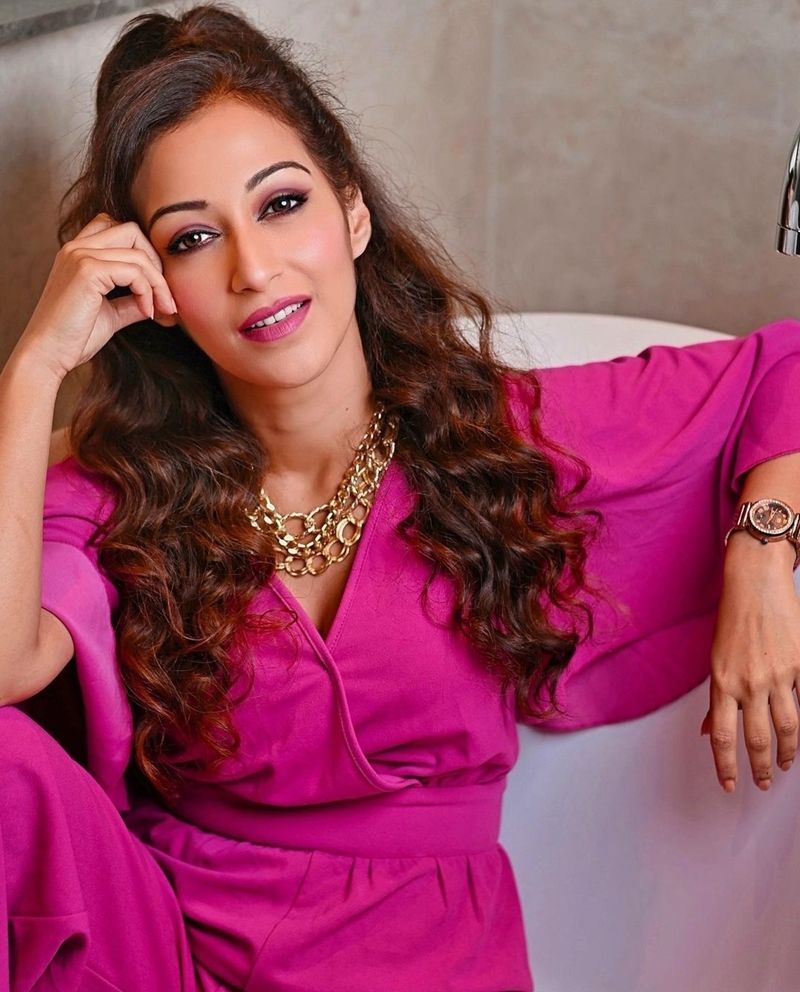 800x992 Sunayana Fozdar Aka Taarak Mehta's Anjali Raises The Temperature In Hot Pink Jumpsuit