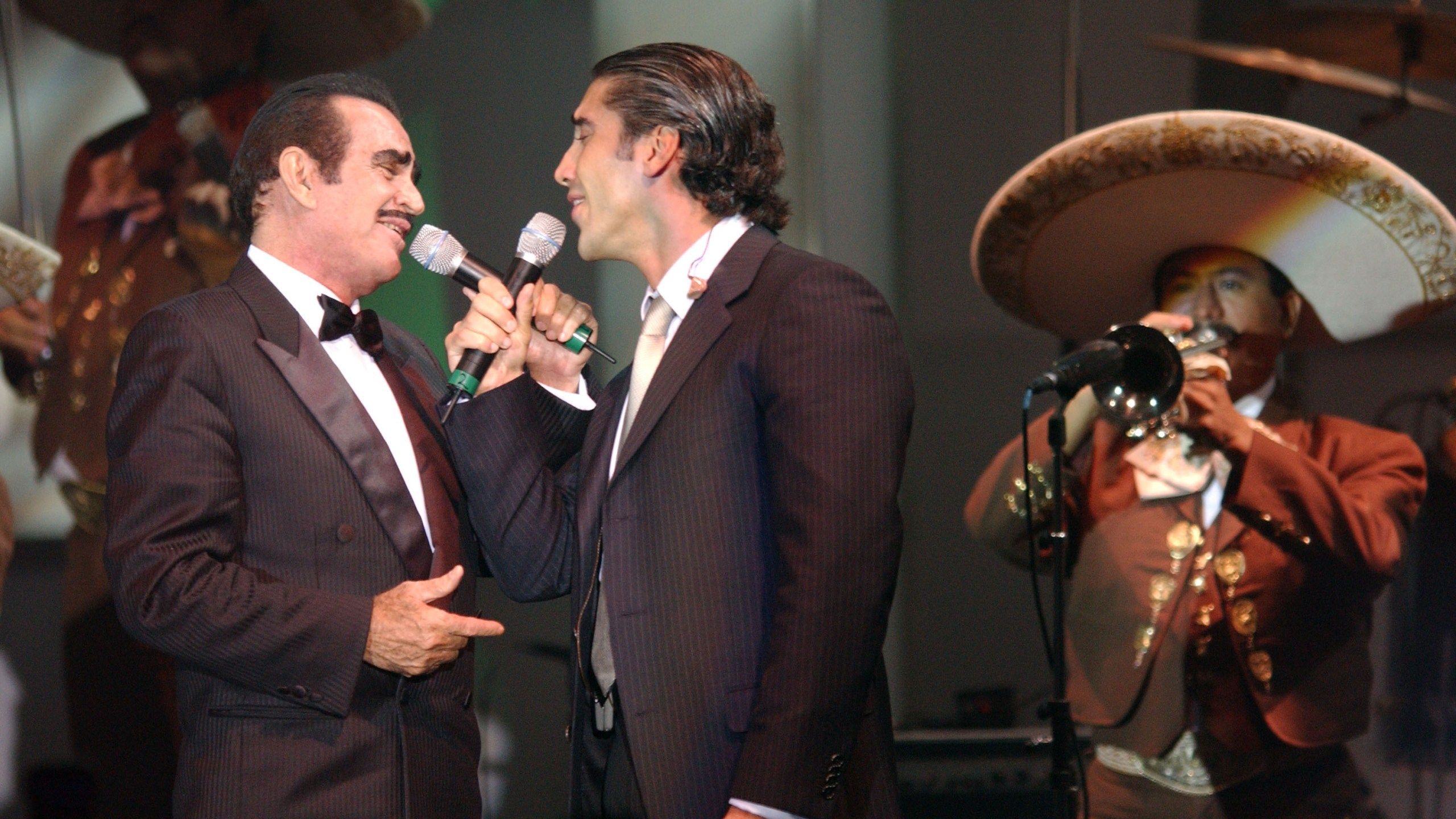 2560x1440 Singer Alejandro Fernández pays tribute to father Vicente Fernández in touching post