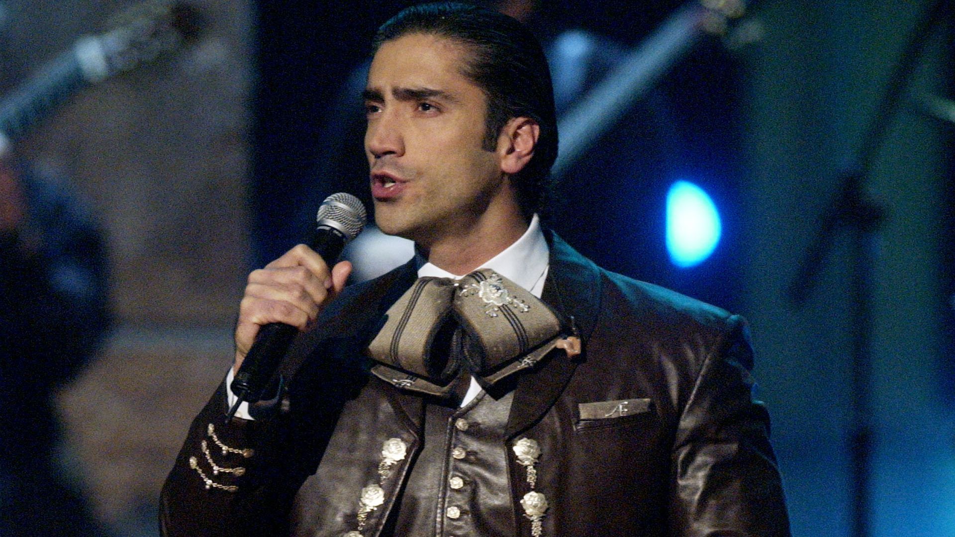 1920x1080 Alejandro Fernández: FOTOS de sus mejores momentos en los 2000. Vogue México
