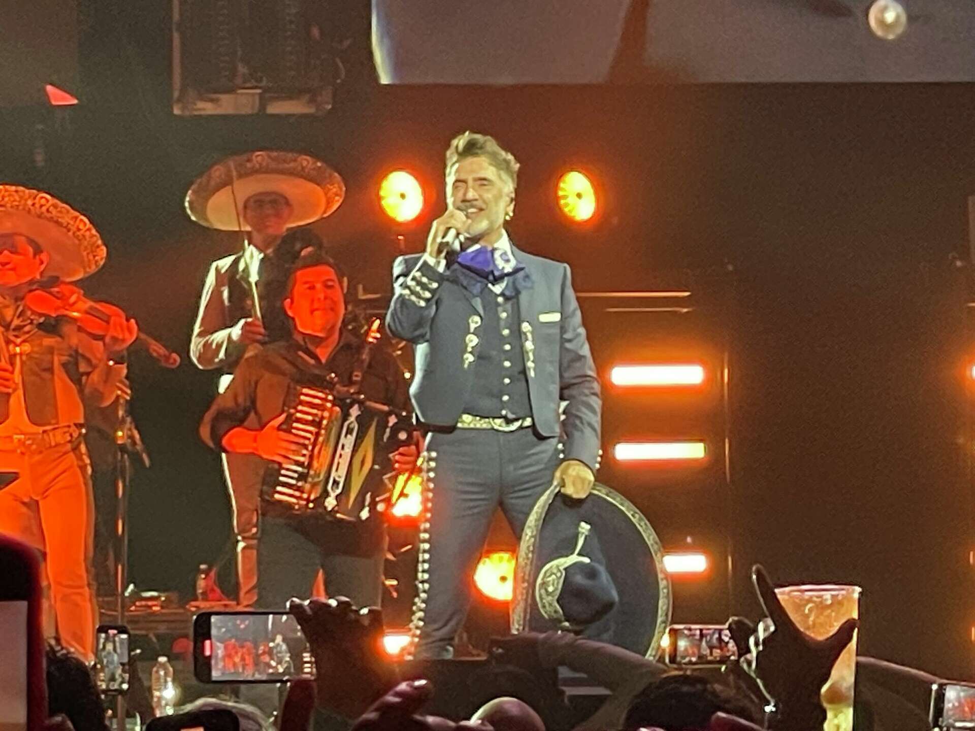 1920x1440 Alejandro Fernández brings amor, patria, Ha*Ash duet to Houston show