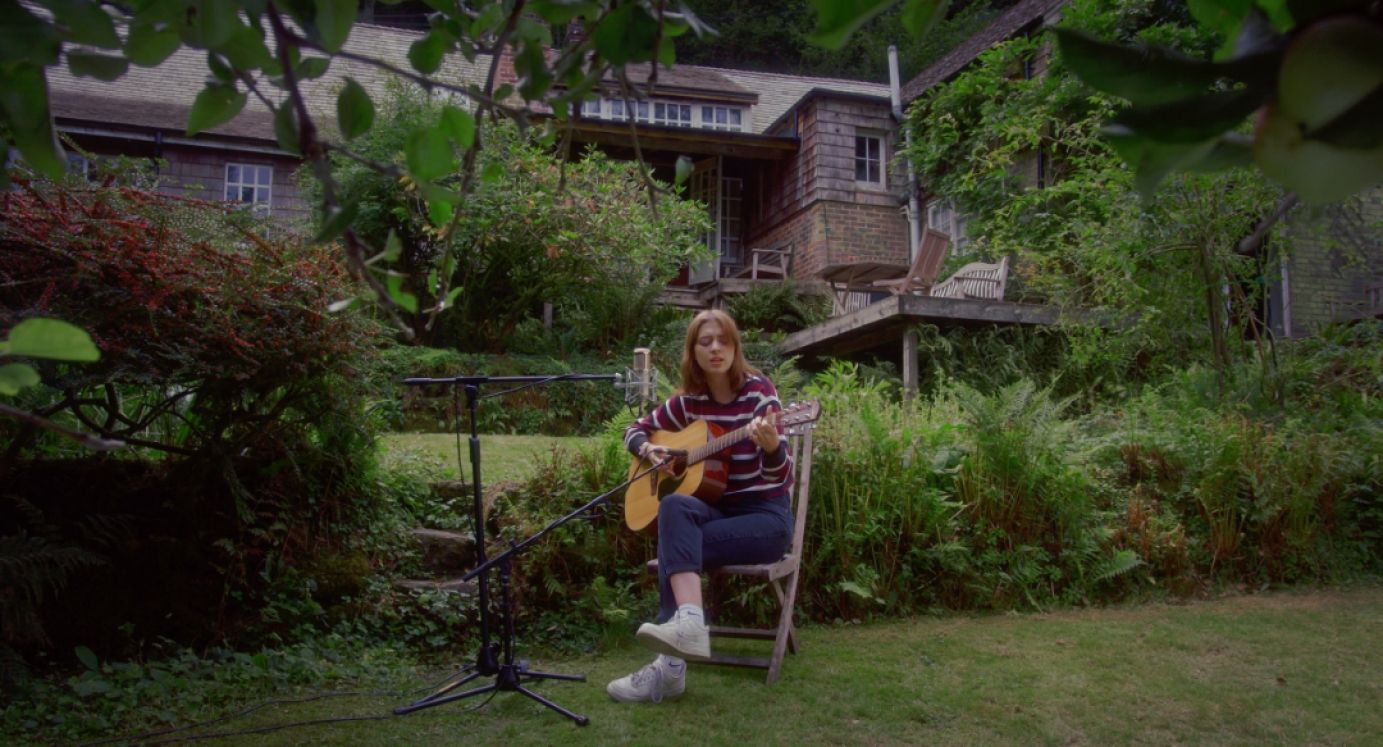 1383x747 Lizzy McAlpine / Live Sessions