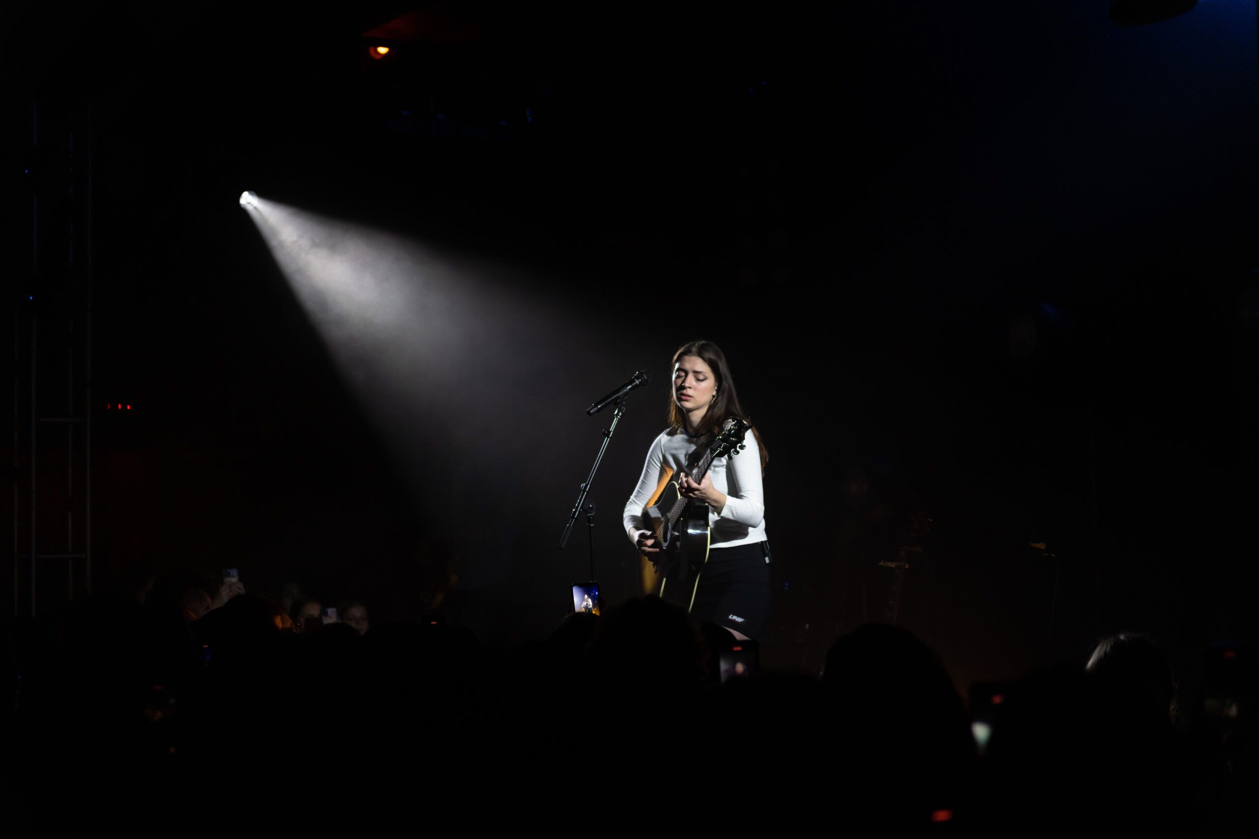 2560x1707 Lizzy McAlpine unites and harmonizes through group therapy at The Troubadour