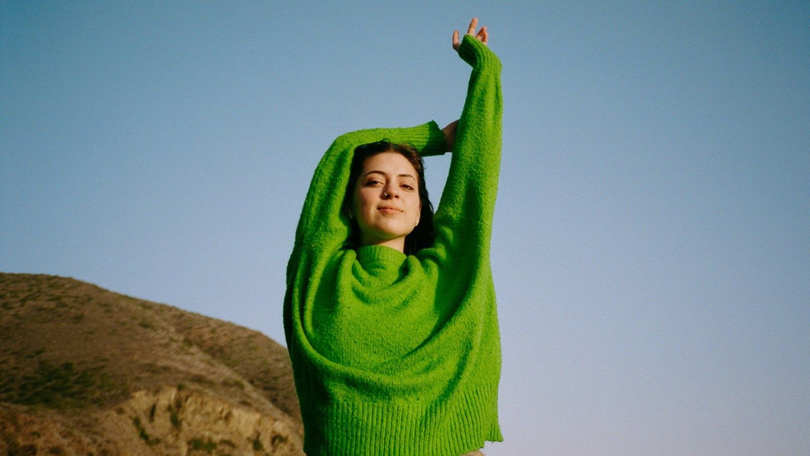1600x900 Lizzy McAlpine Reaches New Heights With Viral Hit 'Ceilings'
