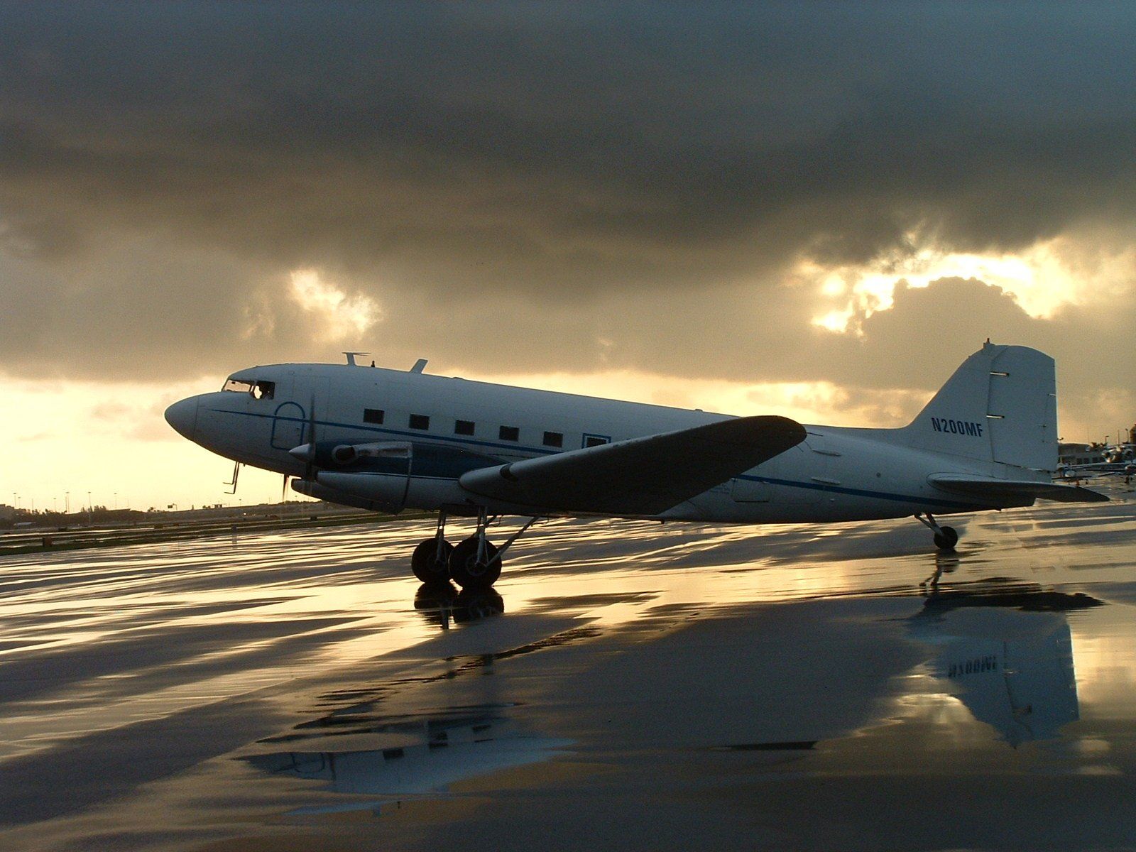 1600x1200 Douglas DC‑3 at Dusk
