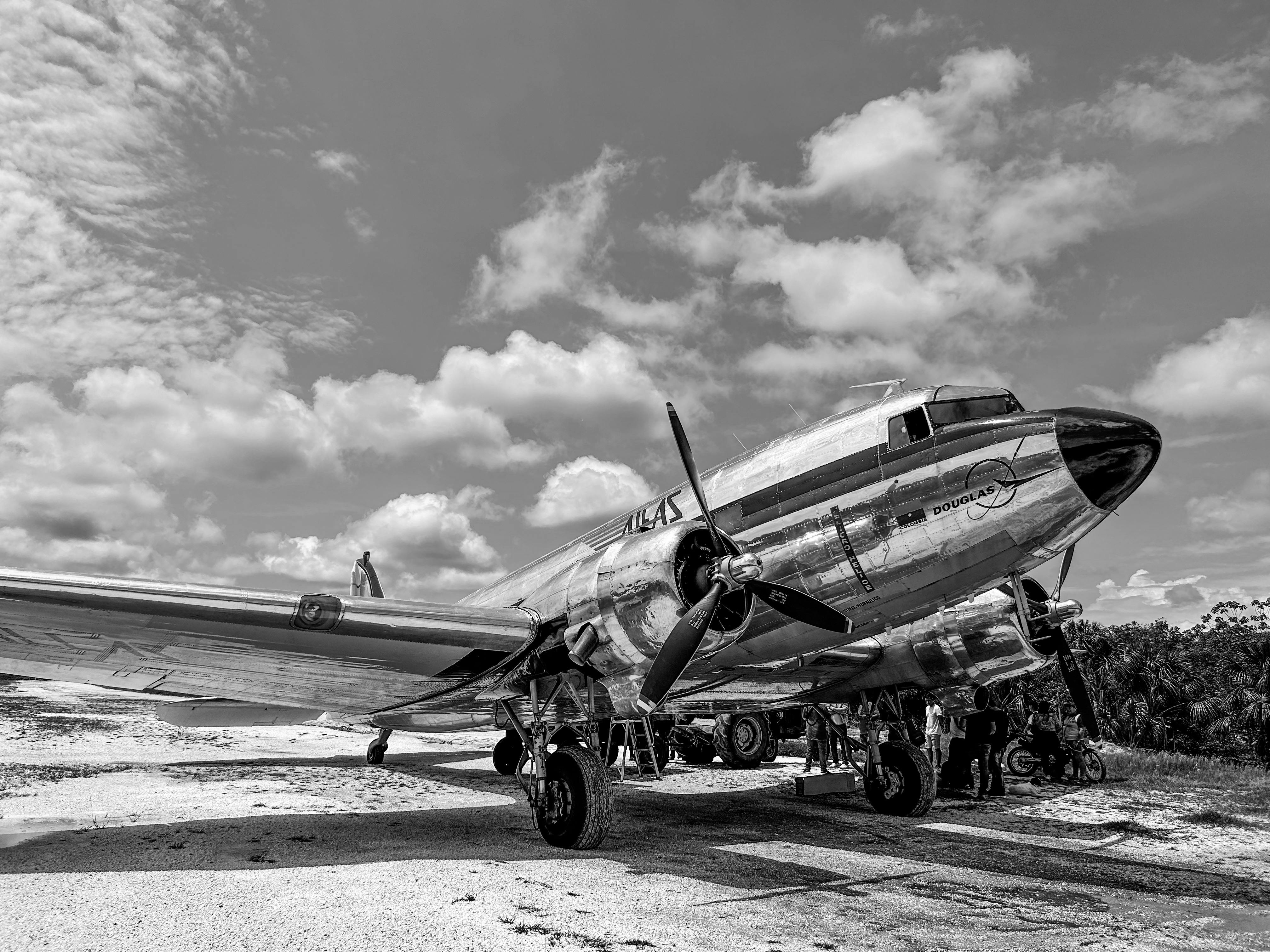 4032x3024 Douglas DC 3 Airplane On Ground · Free
