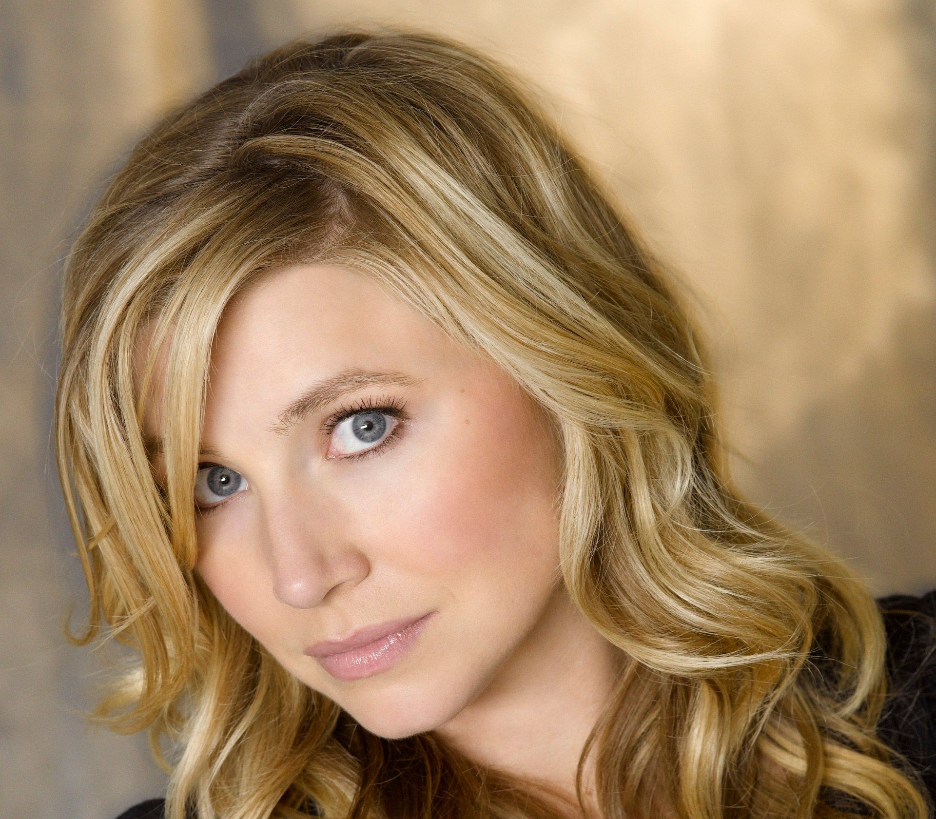 1920x1680 Sarah Chalke HD Wallpaper: A Captivating Celebrity Momentx1969