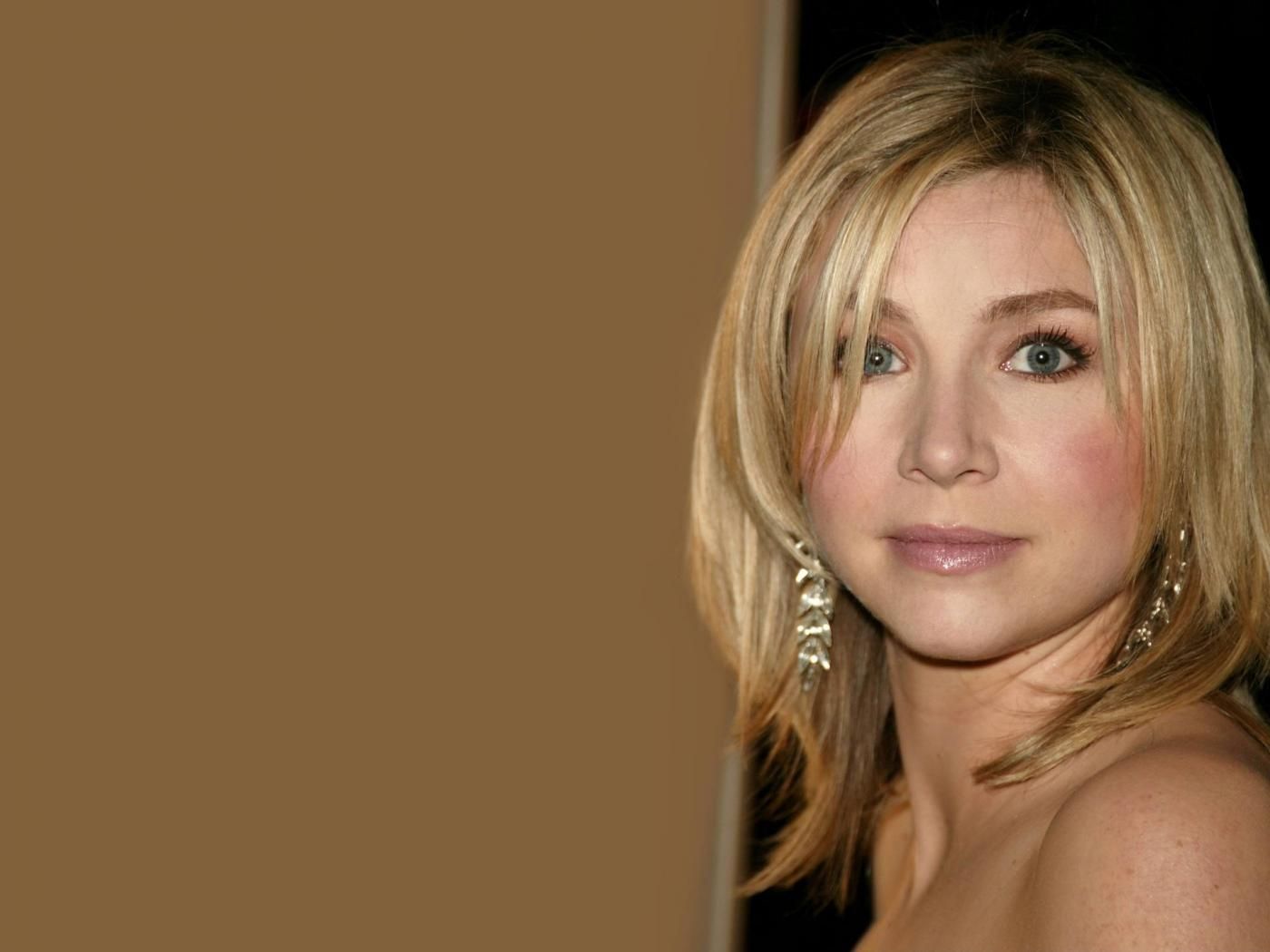 1400x1050 GAMBLER: Canadian Actress Sarah Chalke Wallpaper