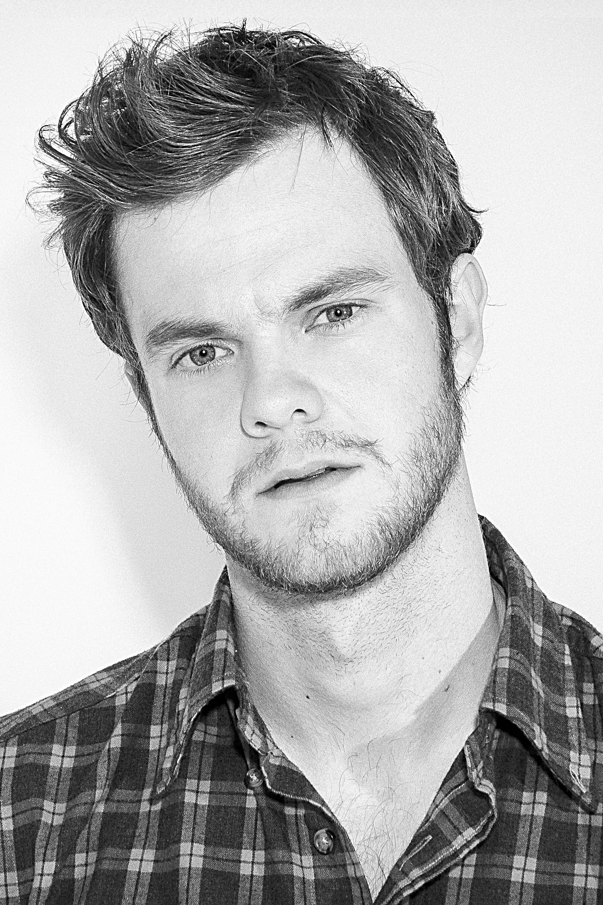 2000x3000 Jack Quaid Wallpaper