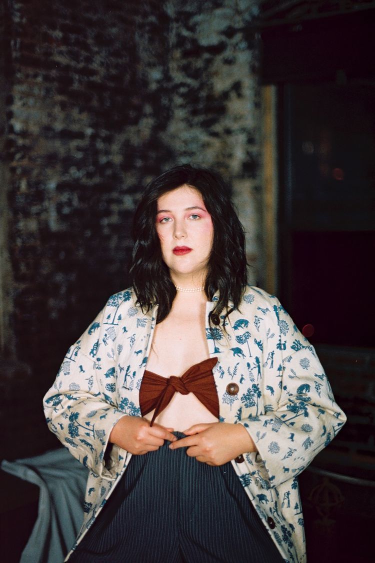750x1125 Lucy Dacus Wallpaper