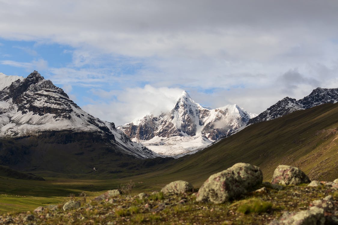 1125x750 Scenic View of the Mountains · Free