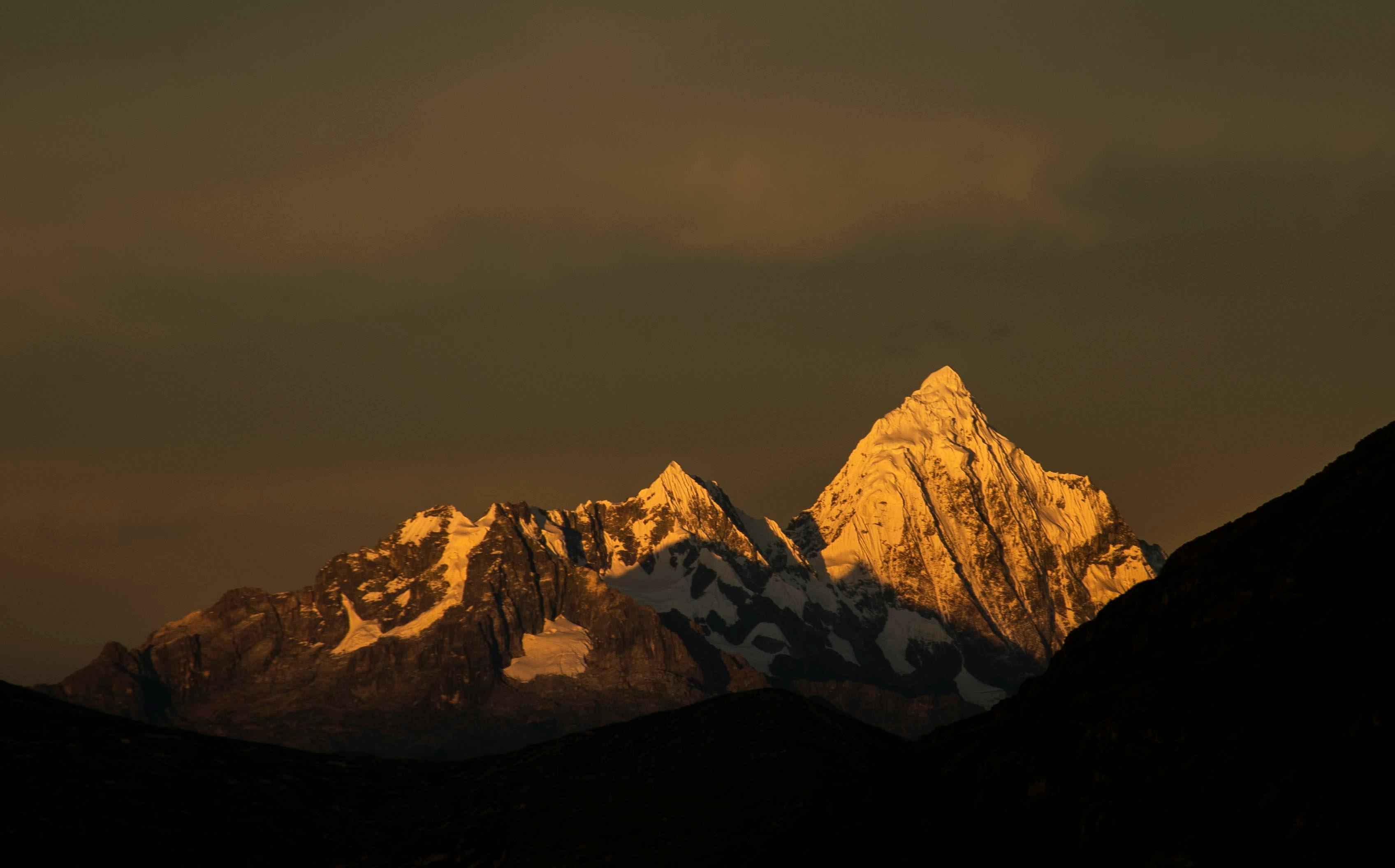 3392x2112 The Andes Mountains in Peru · Free