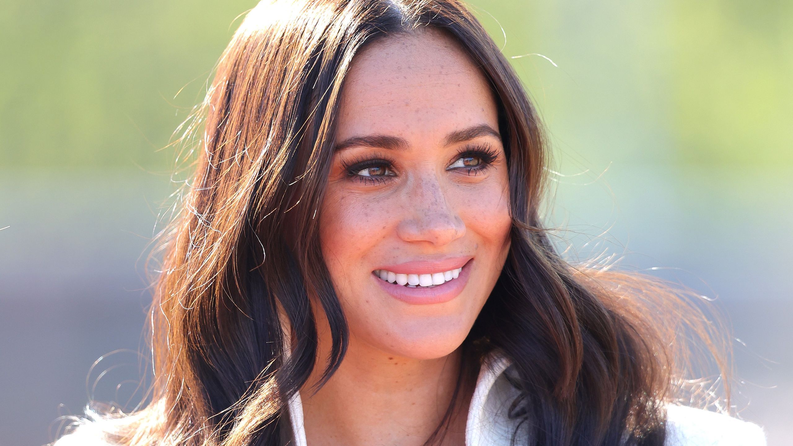 2560x1440 Meghan Markle Hair Color: How To Get Her Sun Kissed Look
