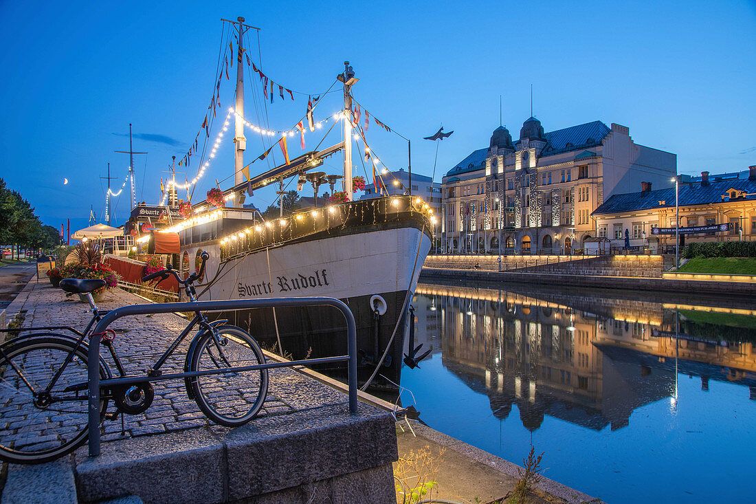 1100x733 An illuminated restaurant boat in Turku