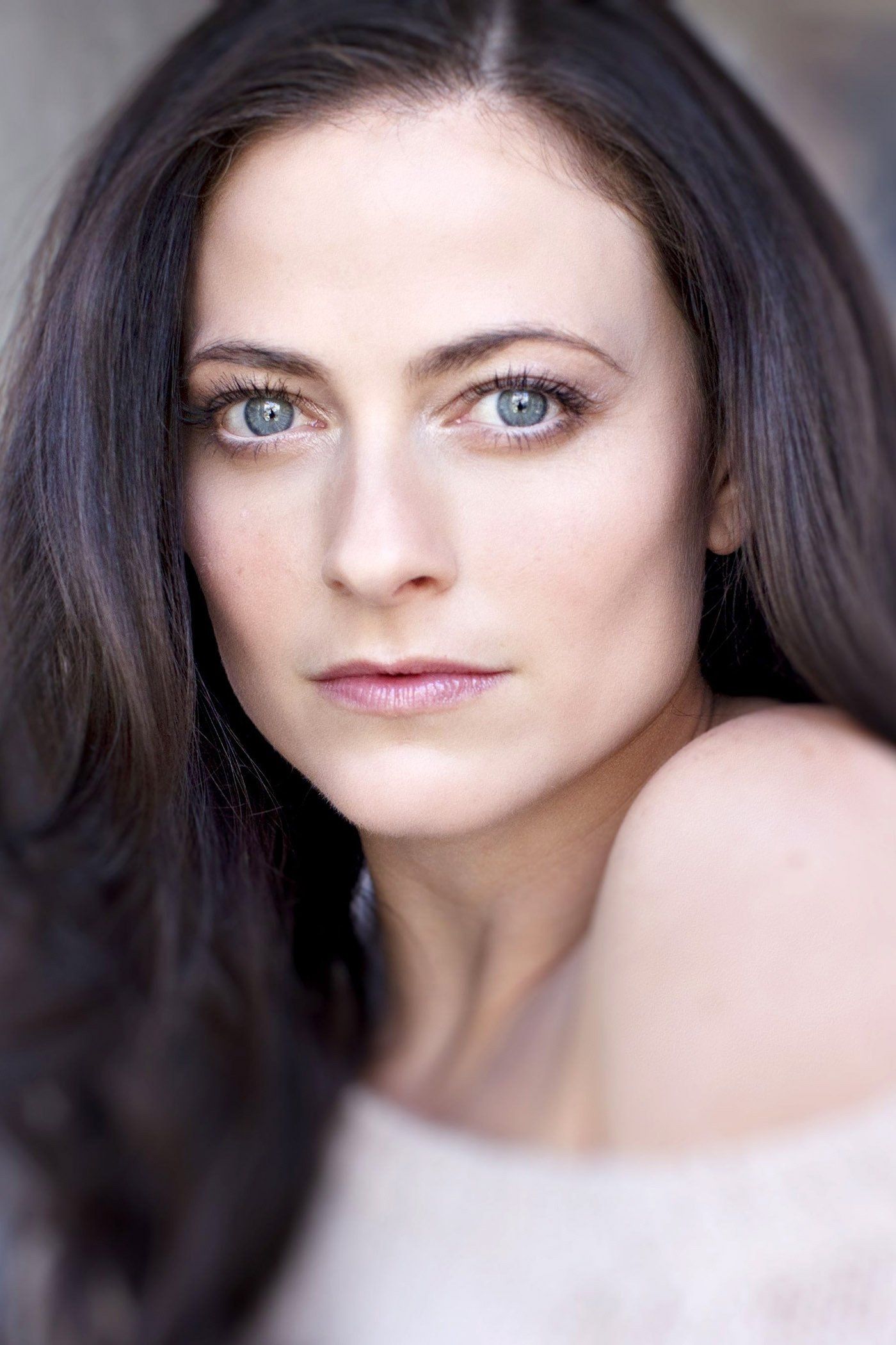 1400x2100 Lara Pulver Image