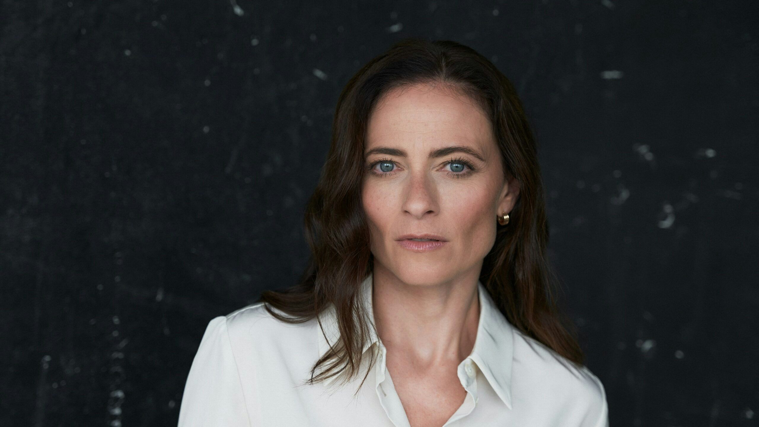 2560x1440 Lara Pulver: 'The Only Way You Can Have It All Is If You Have Help'