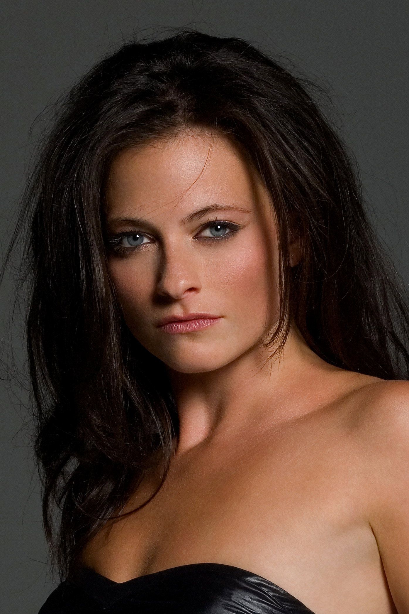 1395x2092 Lara Pulver Image