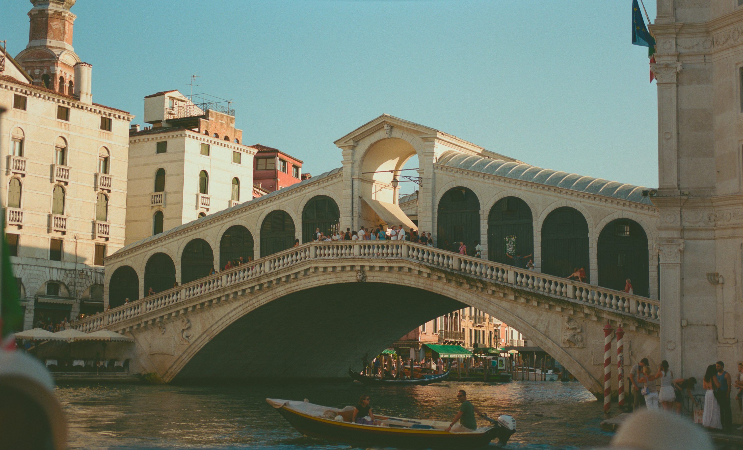 3000x1820 Rialto bridge over a canal in venice photo