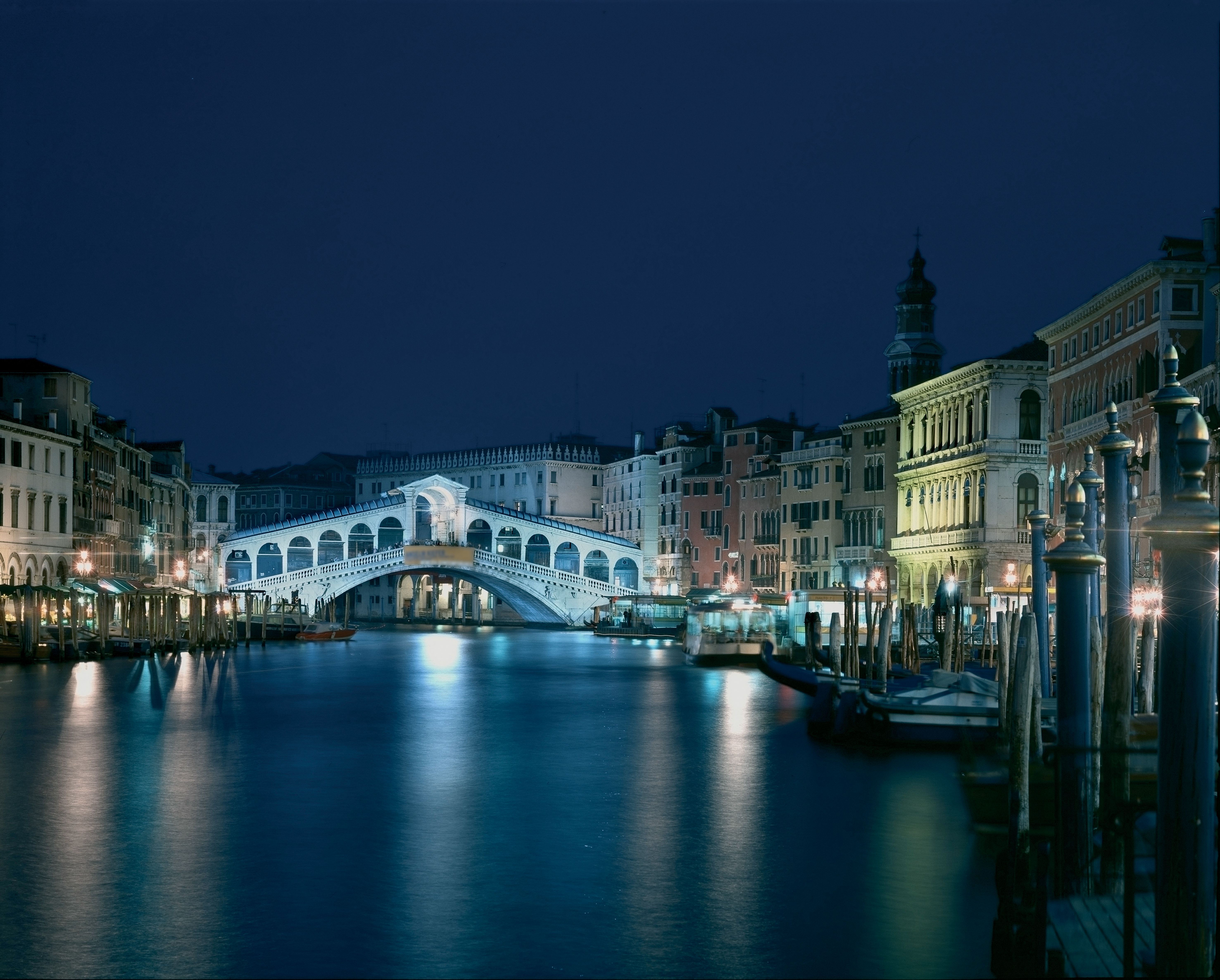 5906x4744 Venice by Night: Rialto Bridge in Stunning 4K Ultra HDx4744