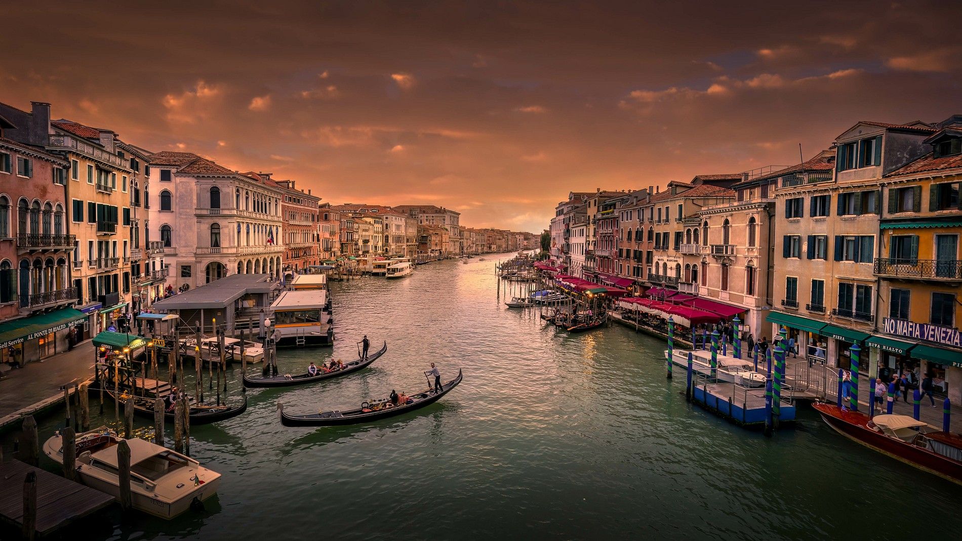 1900x1069 Breathtaking Sunset Over the Rialto Bridge in Venice