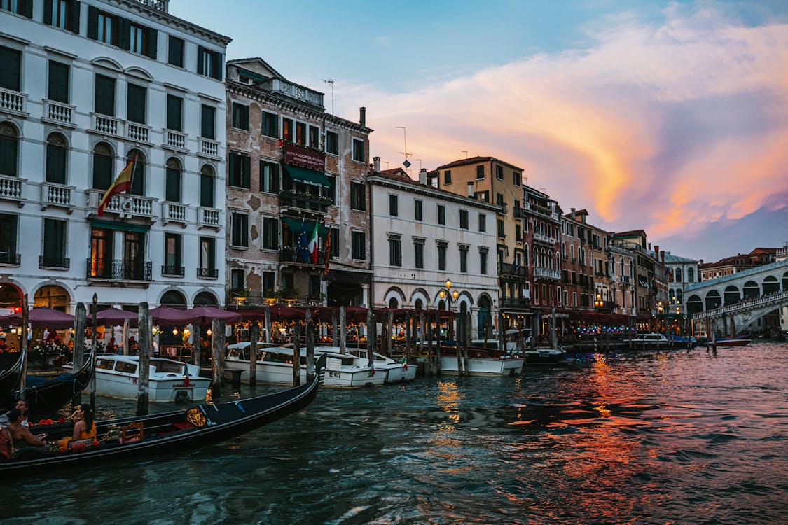 1125x750 View of Buildings by the Canal and the Rialto Bridge in Venice, Italy · Free