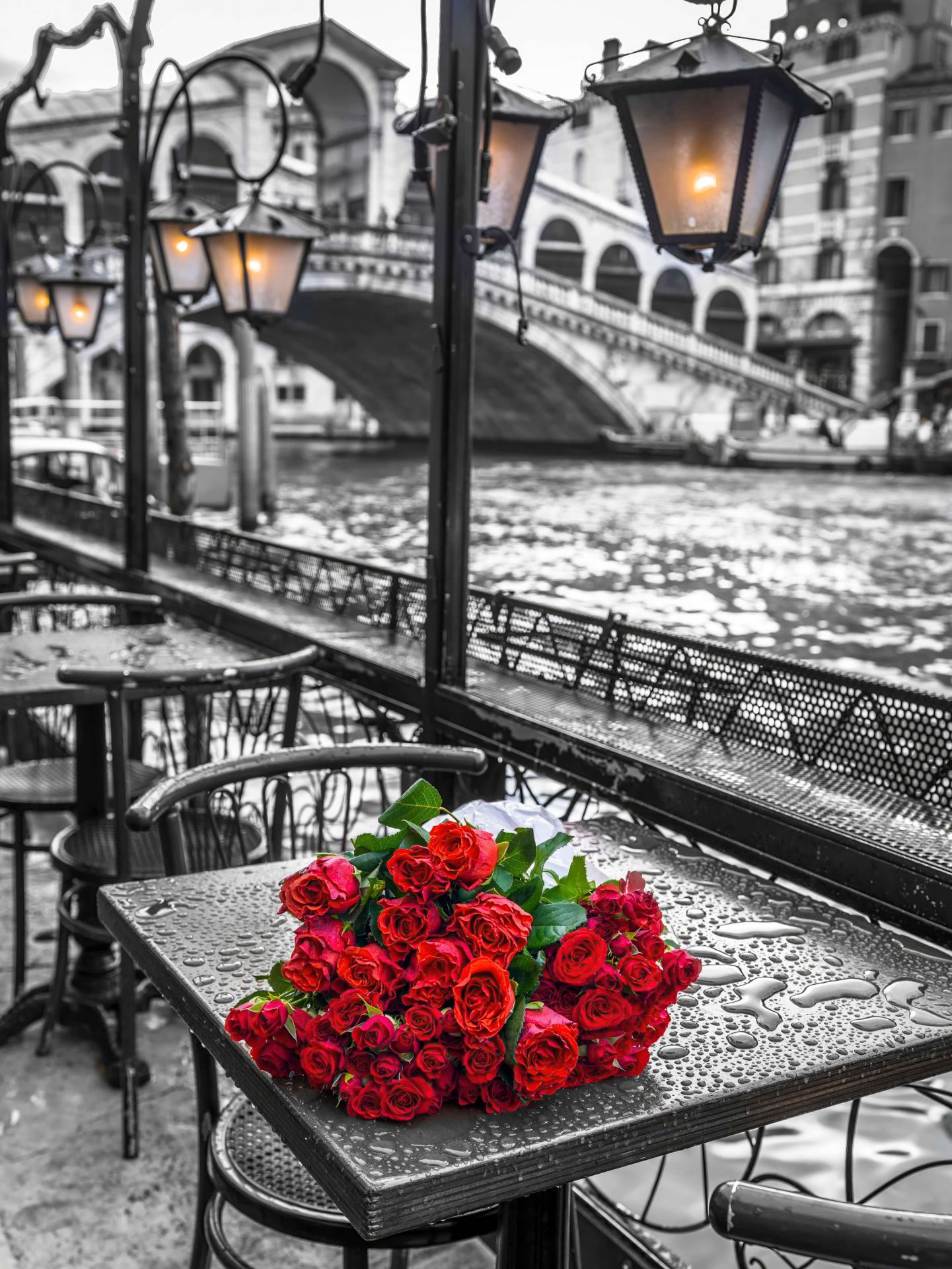 1441x1920 Bunch of red roses on street cafe table, Rialto Bridge, Venice, Italy