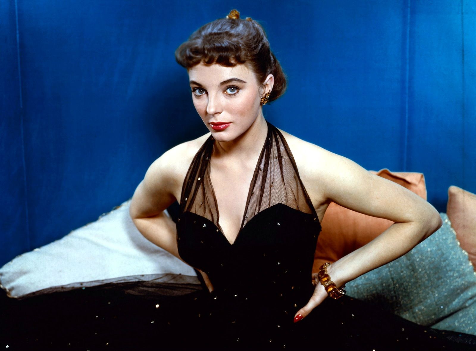 1600x1178 Joan Collins Phone Wallpaper: Free 4K & HD Downloads