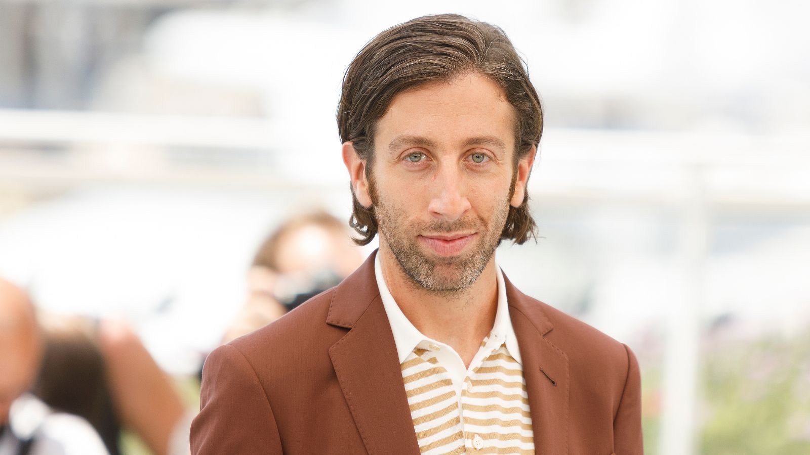 1600x900 Simon Helberg's Bathroom Masters the Earthy Look. Homes and Gardens