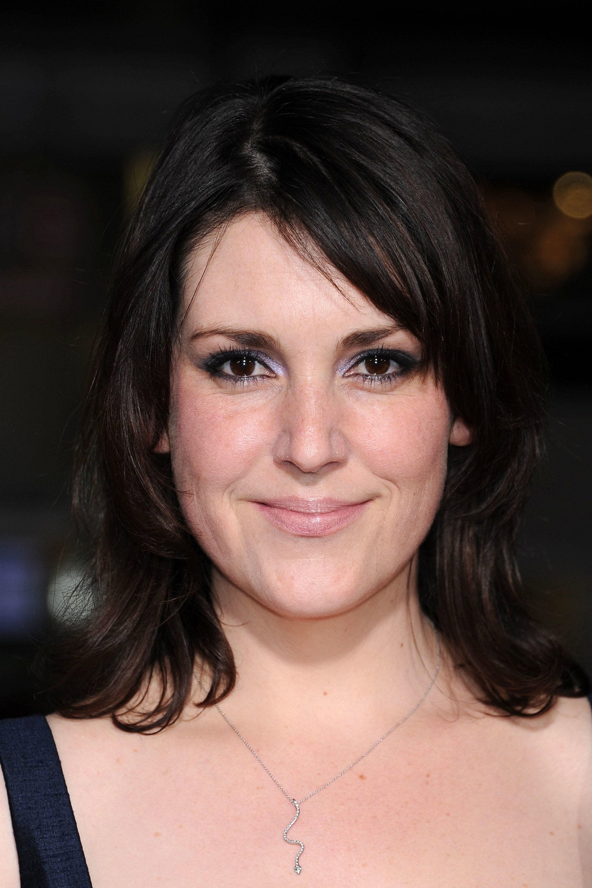 2000x3000 Melanie Lynskey Image