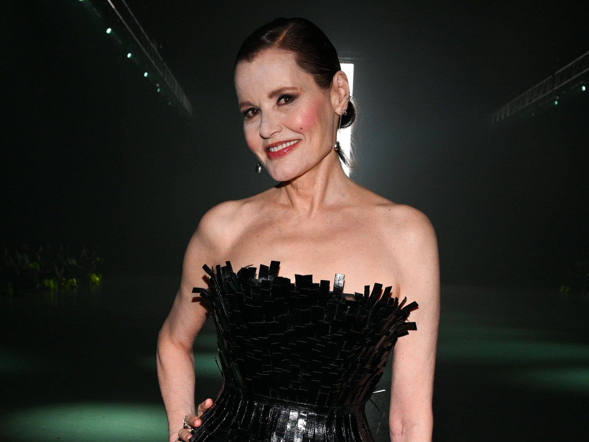 1920x1440 Geena Davis, Showcases Incredible Figure In Daring Thigh Split Gown