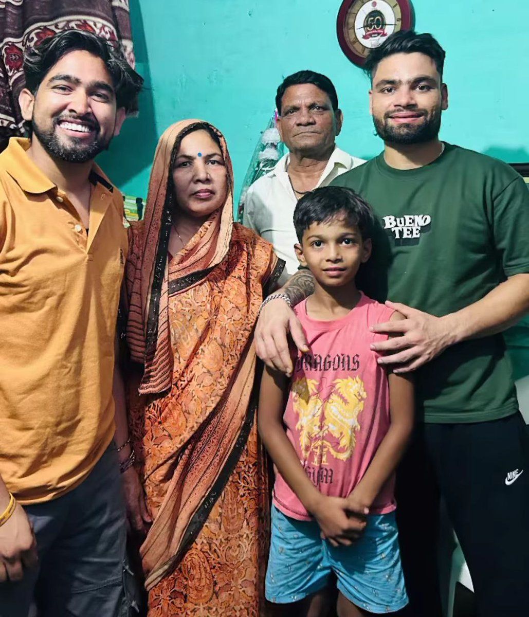 1029x1200 Rinku Singh with his family. beautiful picture. ❤️