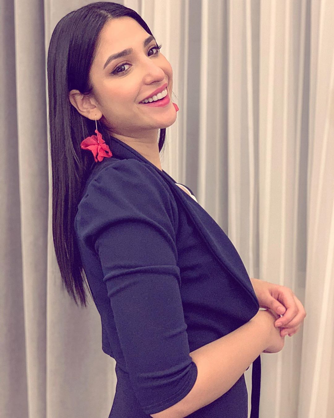 1080x1349 Ramsha Khan Wallpaper